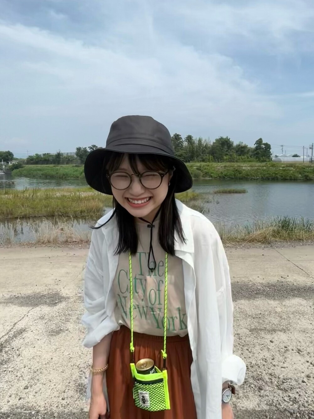 ブラウン系のその他パンツ、ホワイト系のシャツ/ブラウス、ベージュ系のTシャツ/カットソーを着用したレディースの夏コーディネートの4枚目の写真