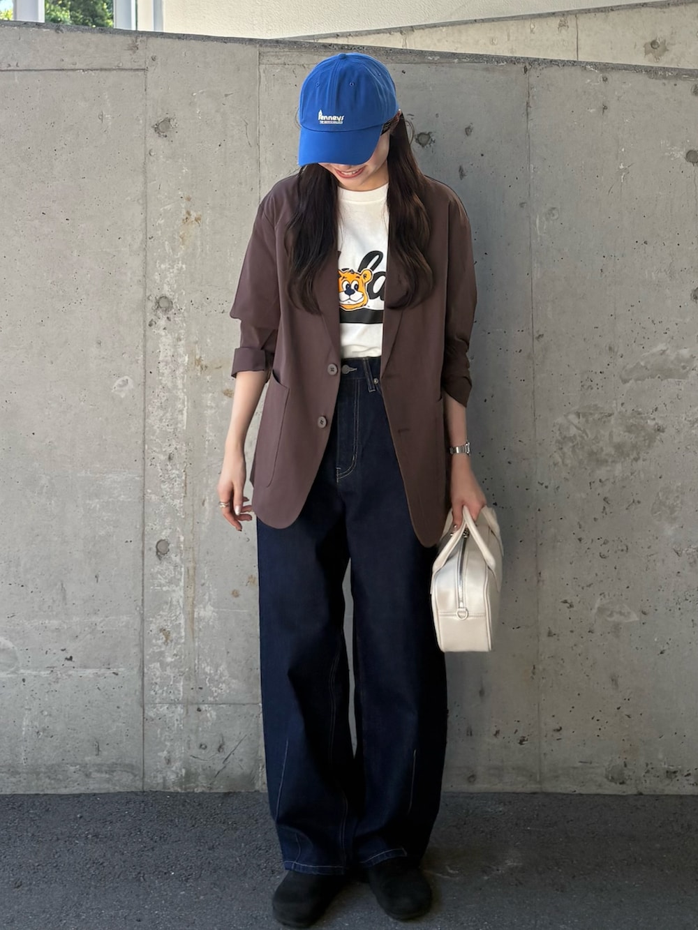 ブラウン系のテーラードジャケット、ホワイト系のTシャツ/カットソー、ホワイト系のショルダーバッグを着用したレディースの秋コーディネートの3枚目の写真