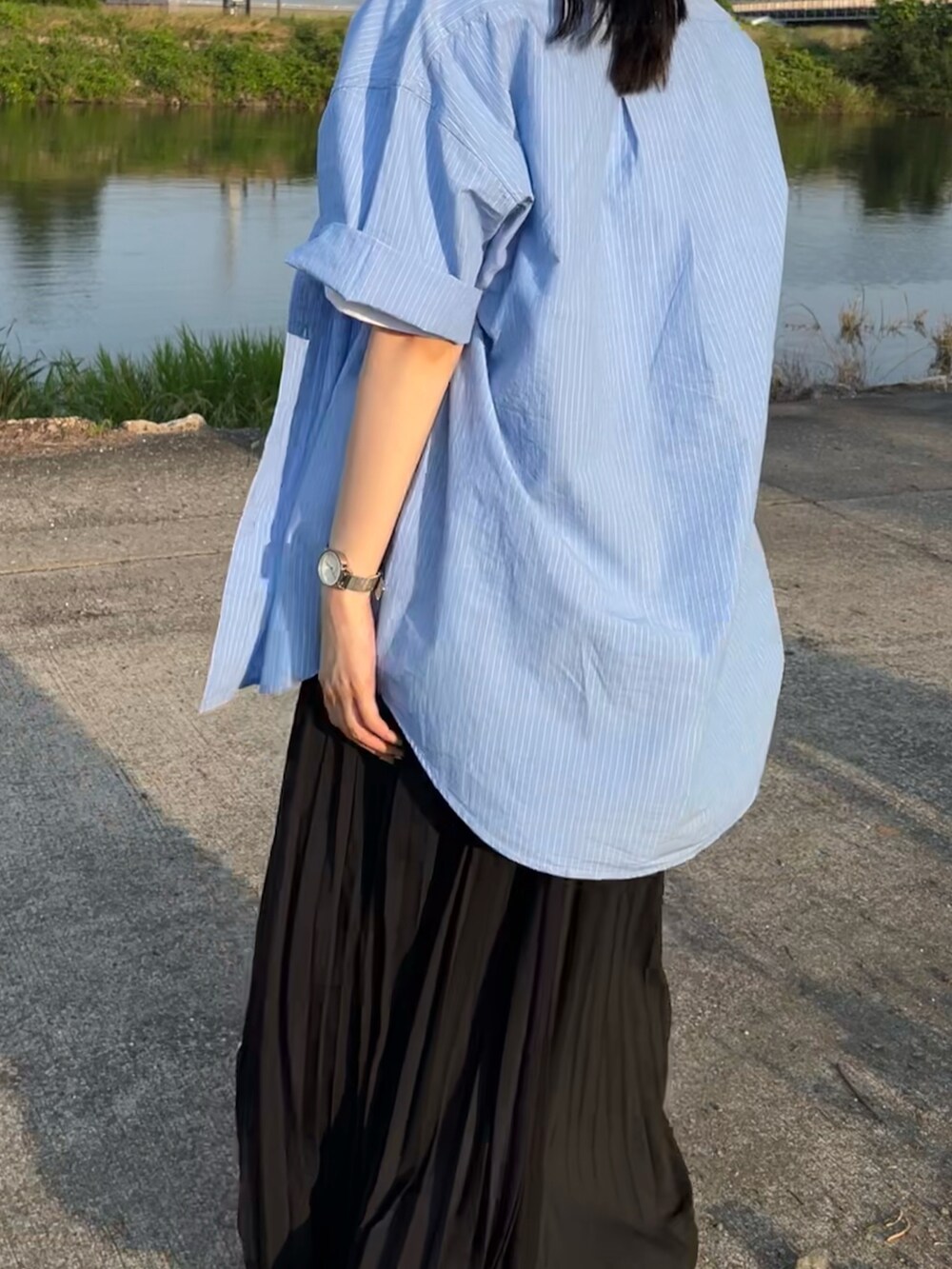 ブルー系のシャツ/ブラウス、ホワイト系のTシャツ/カットソー、ブラック系のスカートを着用したレディースの夏コーディネートの3枚目の写真