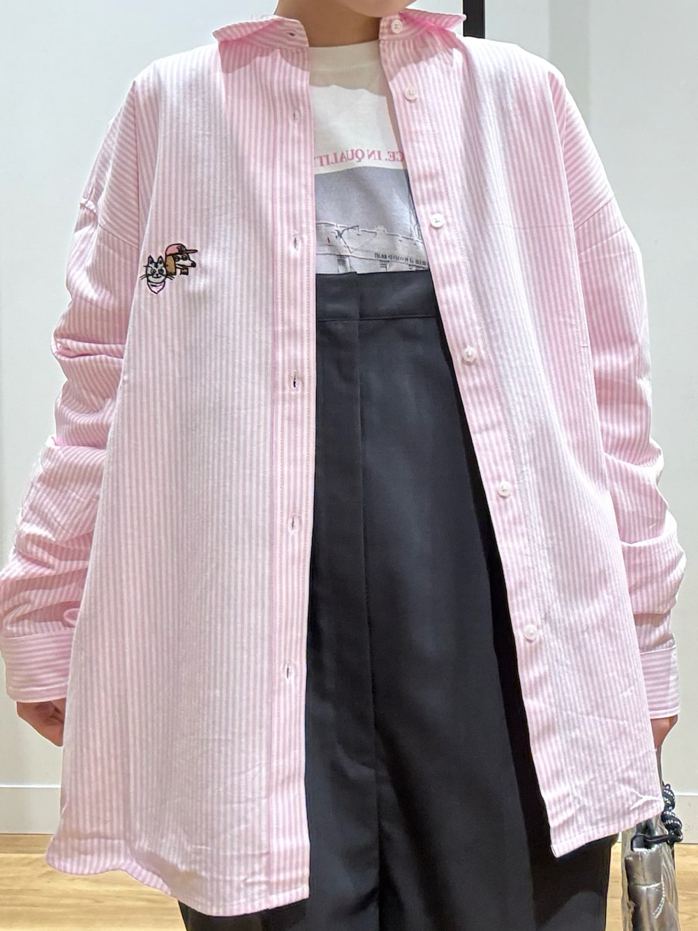 「ロンT、シャツスタイル、春服コーデ、お出かけコーデ、大人カジュアルコーデ、シャツ/ブラウス、ピンクシャツ、ストライプシャツ、オールインワン、ローファー、春コーデ、プリントT、オーバーサイズ、きれいめカジュアル、オーバーオール」｜「PENNEYSのPenneys（ぺニーズ）別注フォトプリントロングスリーブＴシャツ（Tシャツ/カットソー、その他）」を使った、ユウカさん（レディース・158cm）の春コーディネートの4枚目の写真