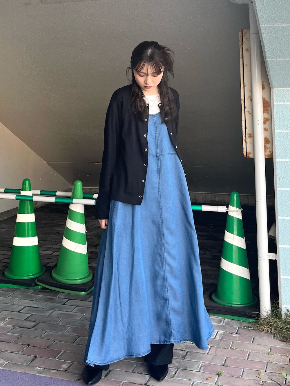 ホワイト系のTシャツ/カットソー、ブルー系のワンピース、ブラック系のカーディガン/ボレロを着用したレディースの春コーディネートの3枚目の写真