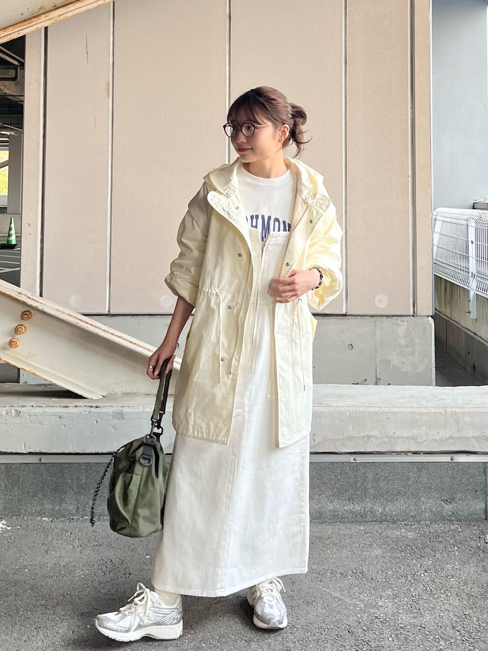 ホワイト系のワンピース、ホワイト系のTシャツ/カットソー、ベージュ系のモッズコートを着用したレディースの冬コーディネートの4枚目の写真