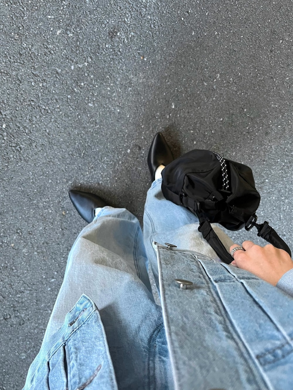 ブルー系のデニムジャケット、ブルー系のデニムパンツ、ホワイト系のTシャツ/カットソーを着用したレディースの冬コーディネートの4枚目の写真