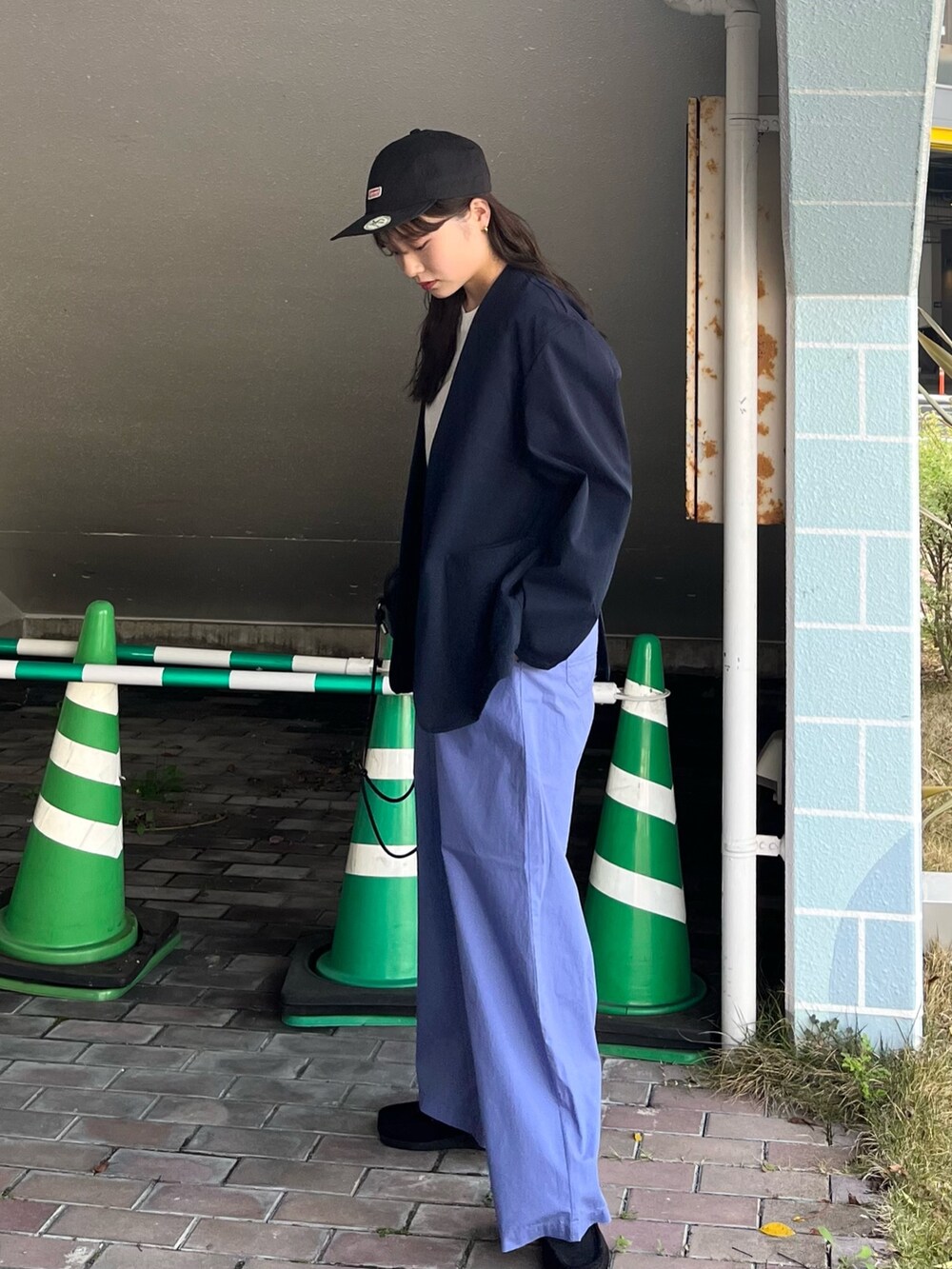 ホワイト系のTシャツ/カットソー、その他のノーカラージャケット、ブラック系のショルダーバッグを着用したレディースの春コーディネートの4枚目の写真