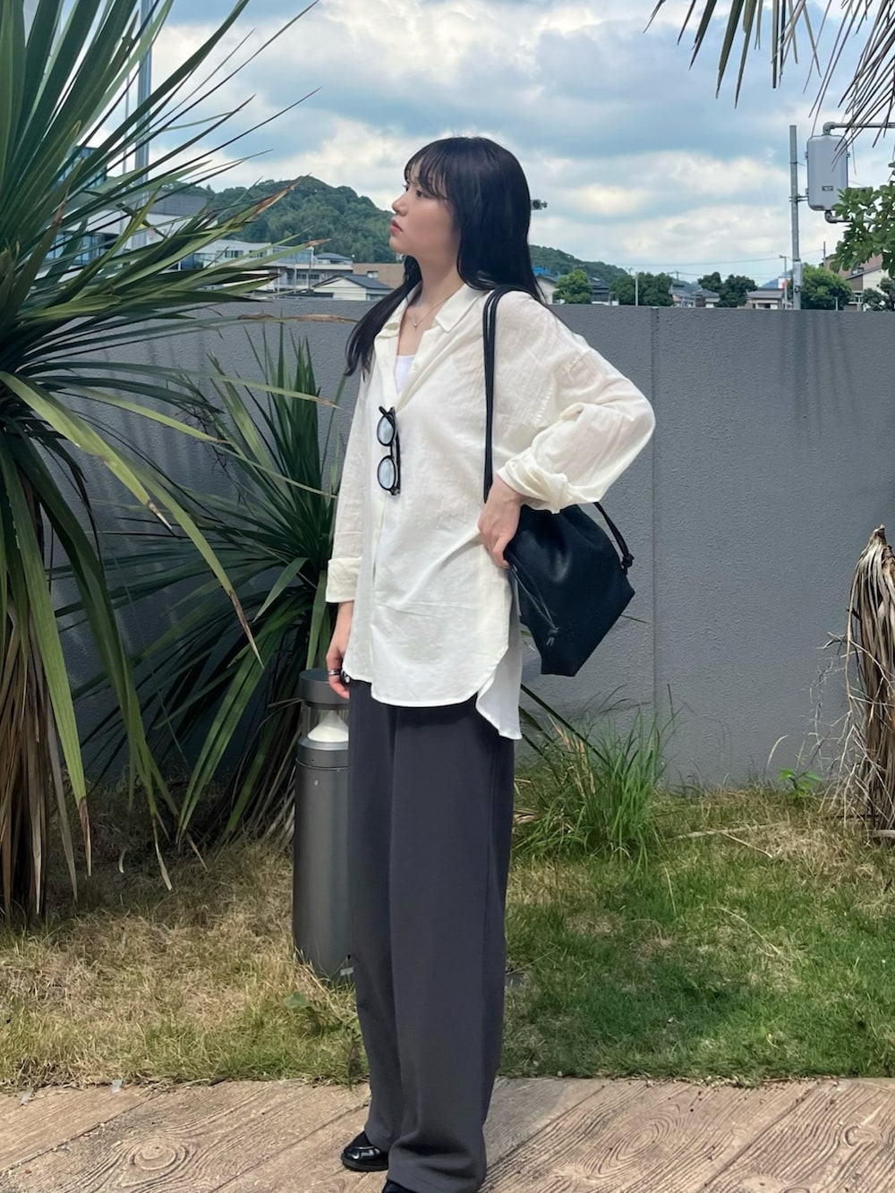 ベージュ系のシャツ/ブラウス、ホワイト系のキャミソール、グレー系のスラックスを着用したレディースの夏コーディネートの3枚目の写真