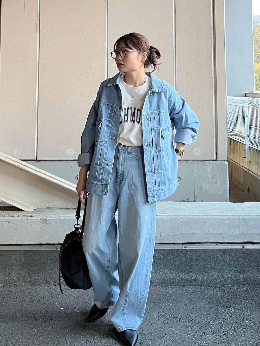 ブルー系のデニムジャケット、ブルー系のデニムパンツ、ホワイト系のTシャツ/カットソーを着用したレディースの冬コーディネートの3枚目の写真