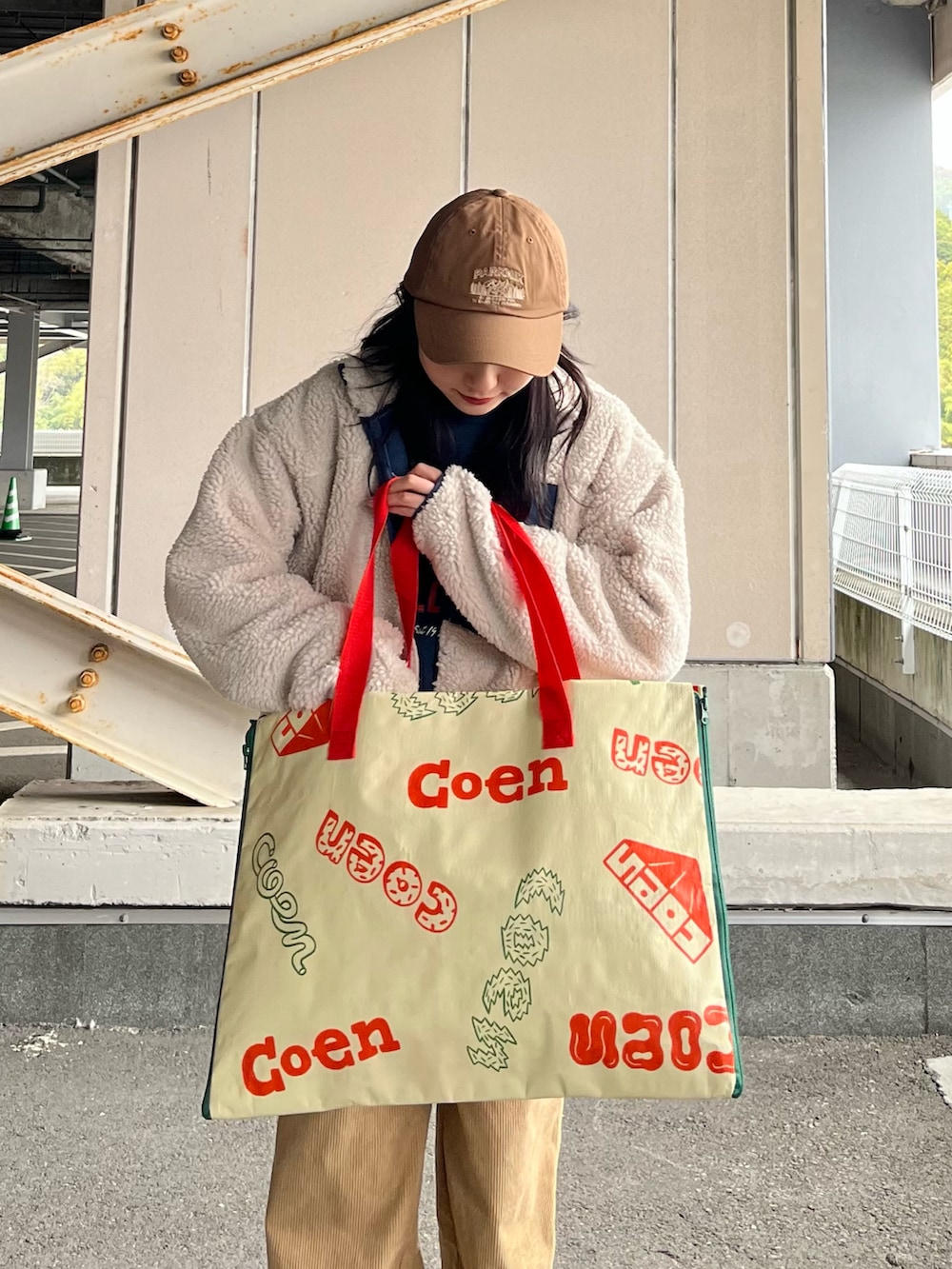 ベージュ系のブルゾン、ブルー系のスウェット、ベージュ系のその他パンツを着用したレディースの冬コーディネートの4枚目の写真