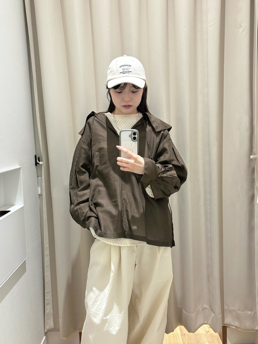 ブラウン系のシャツ/ブラウス、ベージュ系のシャツ/ブラウス、その他のTシャツ/カットソーを着用したレディースの春コーディネートの2枚目の写真