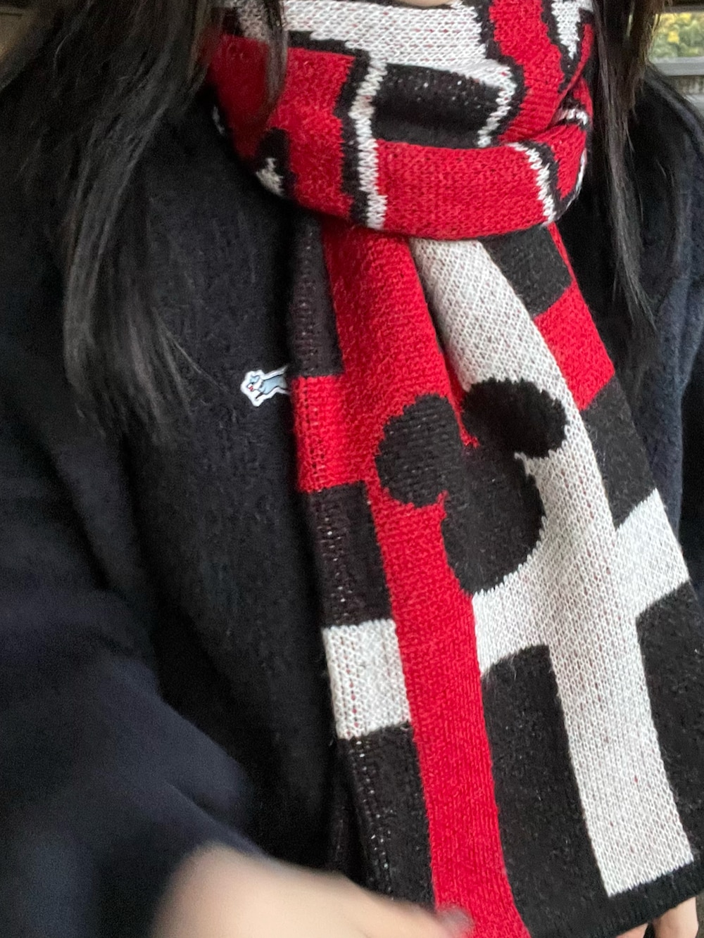 ブルー系のブルゾン、ホワイト系のその他パンツ、ブラック系のスリッポンを着用したレディースの冬コーディネートの4枚目の写真