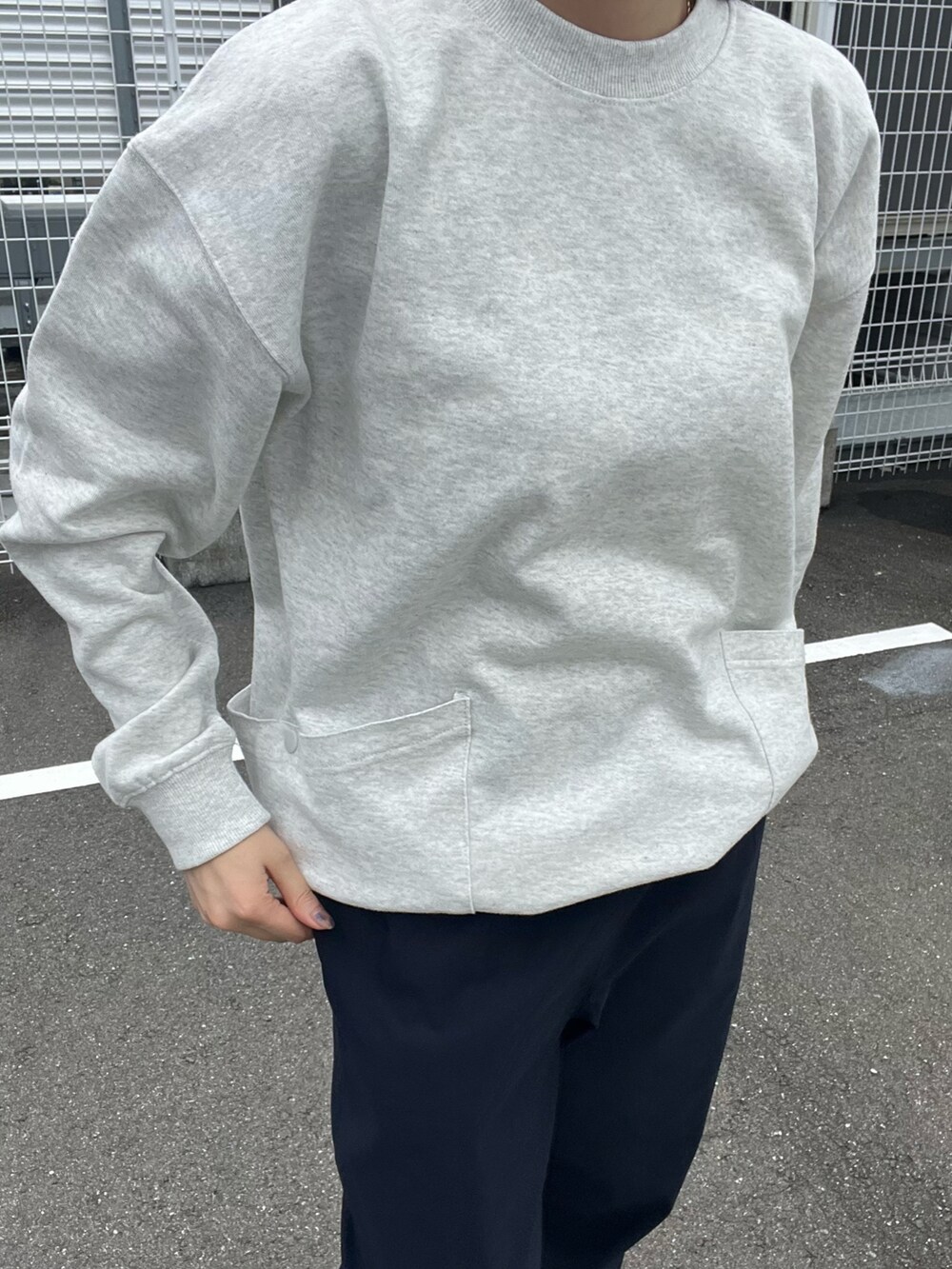 ブルー系のその他パンツ、ブラック系のサンダル、グレー系のスウェットを着用したレディースの秋コーディネートの2枚目の写真