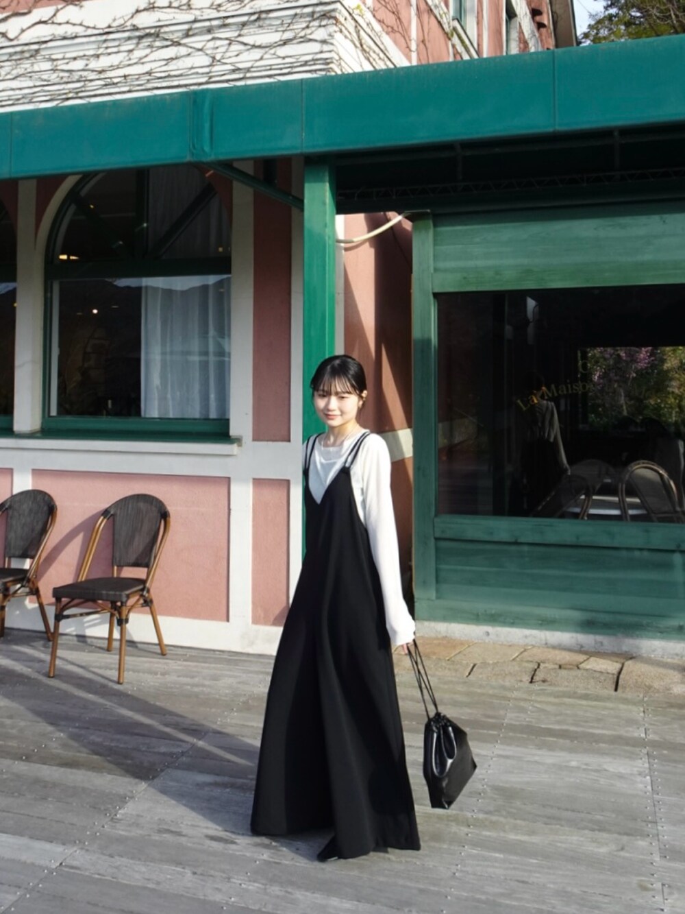 ベージュ系のTシャツ/カットソー、グレー系のサロペット/オーバーオール、ブラック系のショルダーバッグを着用したレディースの春コーディネートの5枚目の写真