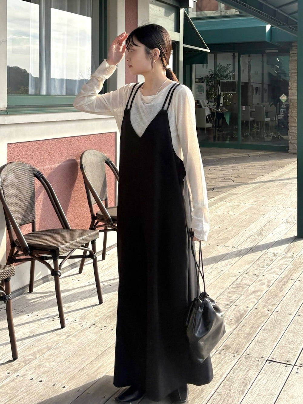 ベージュ系のTシャツ/カットソー、グレー系のサロペット/オーバーオール、ブラック系のショルダーバッグを着用したレディースの春コーディネートの6枚目の写真