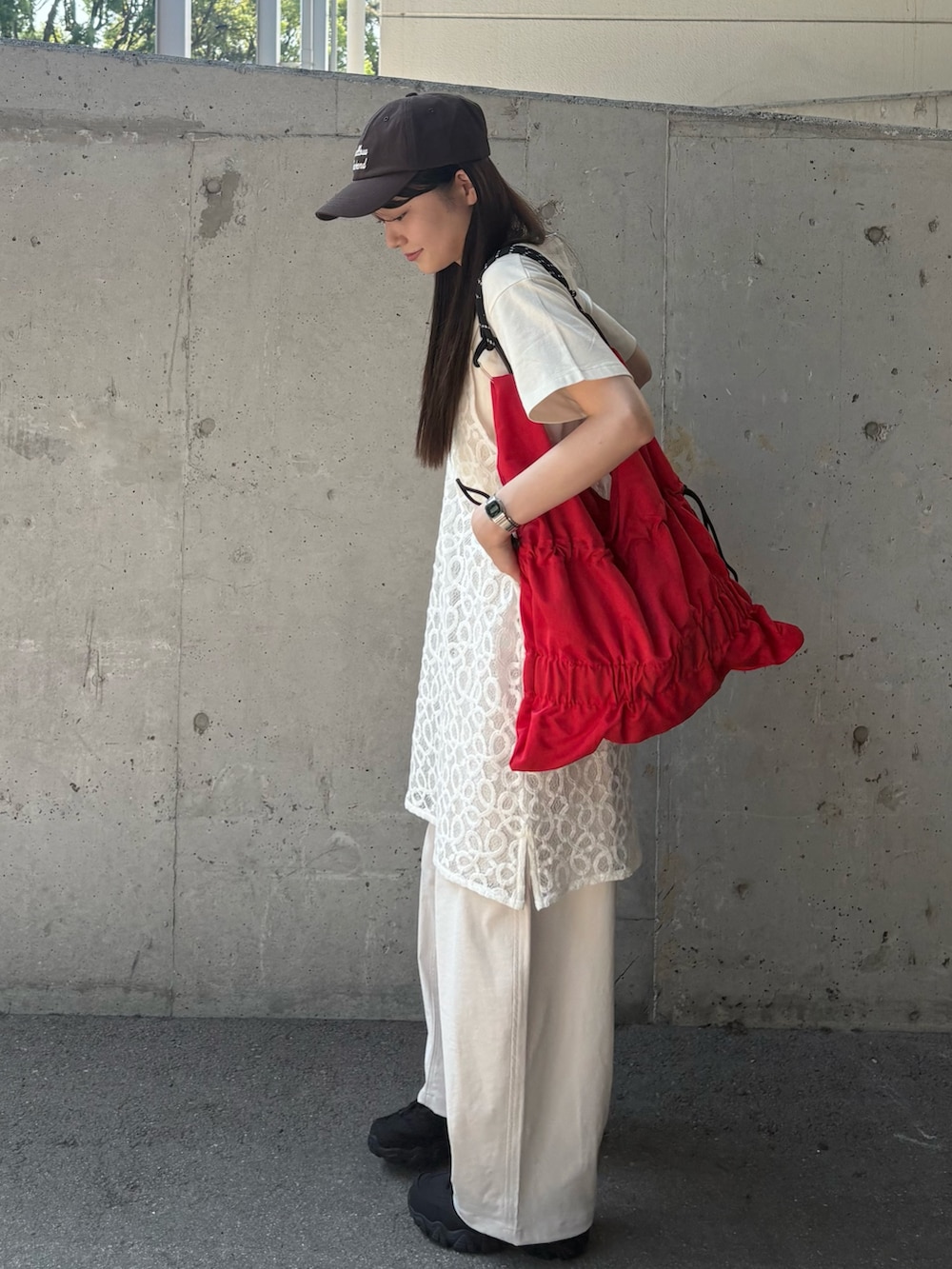 ホワイト系のTシャツ/カットソー、レッド系のトートバッグ、ホワイト系のワンピースを着用したレディースの夏コーディネートの2枚目の写真