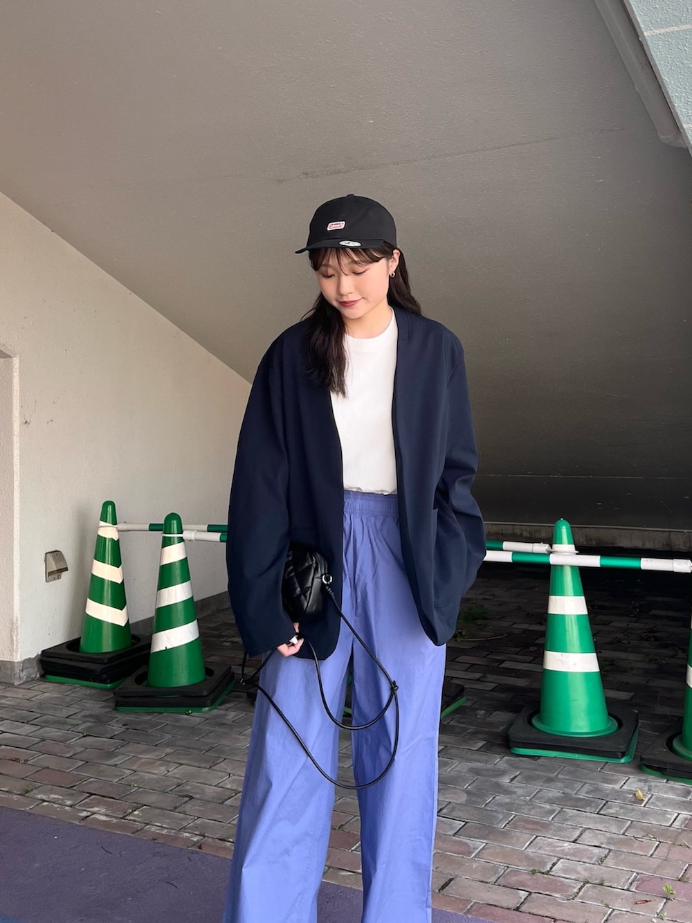 ホワイト系のTシャツ/カットソー、その他のノーカラージャケット、ブラック系のショルダーバッグを着用したレディースの春コーディネートの2枚目の写真