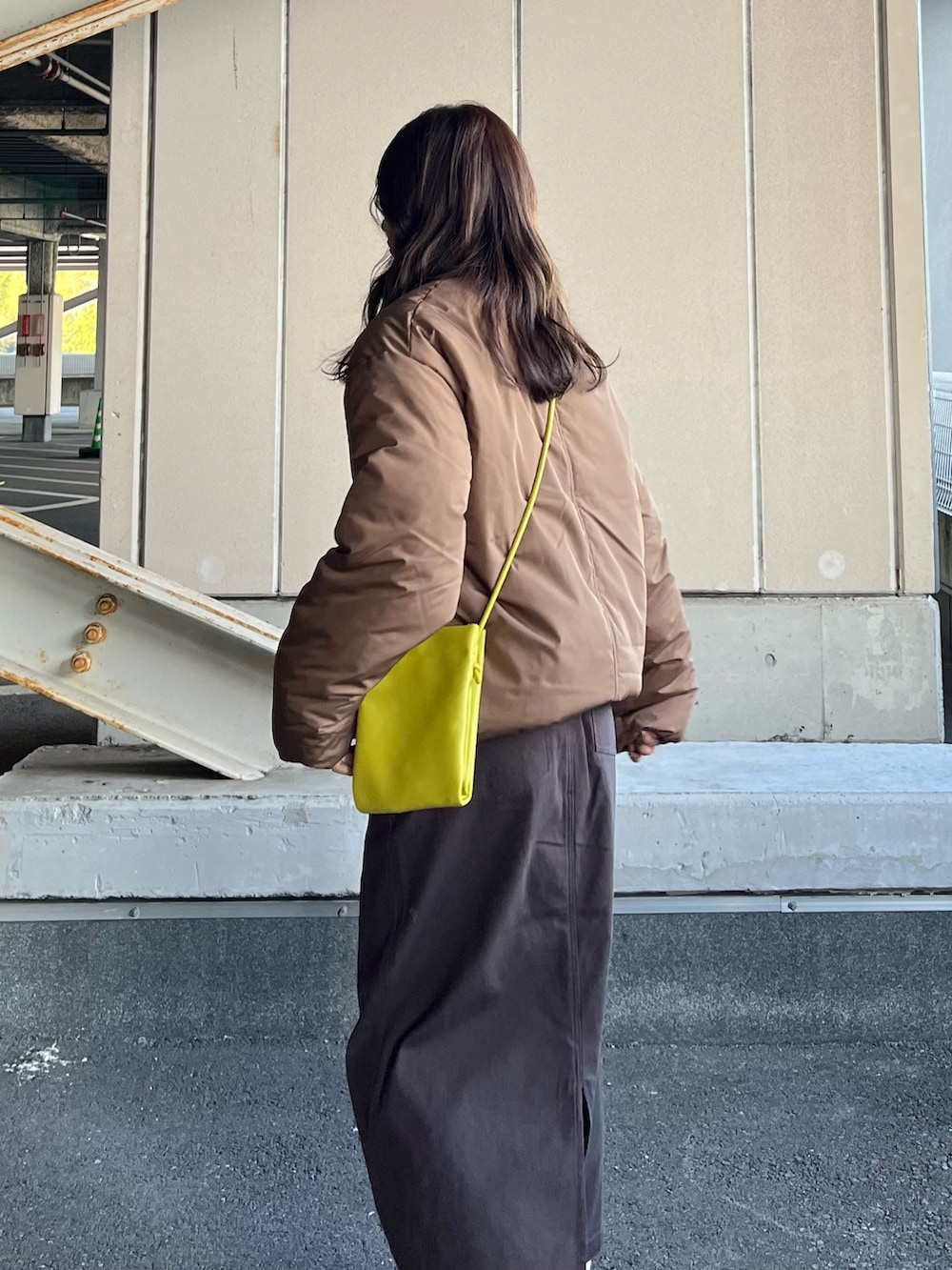 グリーン系のショルダーバッグ、ブルー系のTシャツ/カットソー、ブラウン系のその他アウターを着用したレディースの冬コーディネートの3枚目の写真