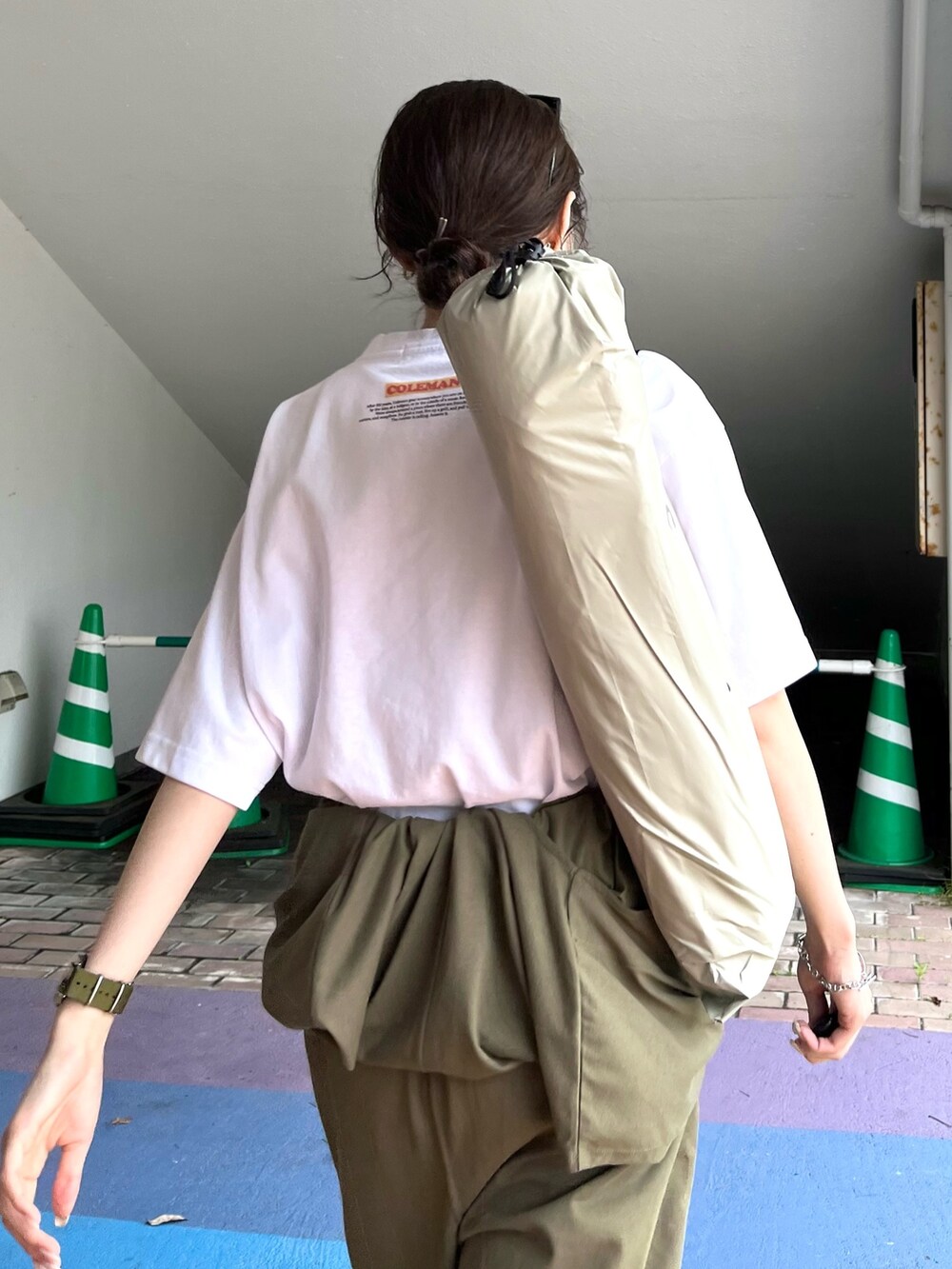 ブラック系のサンダル、グリーン系のサロペット/オーバーオール、その他のTシャツ/カットソーを着用したレディースの春コーディネートの3枚目の写真