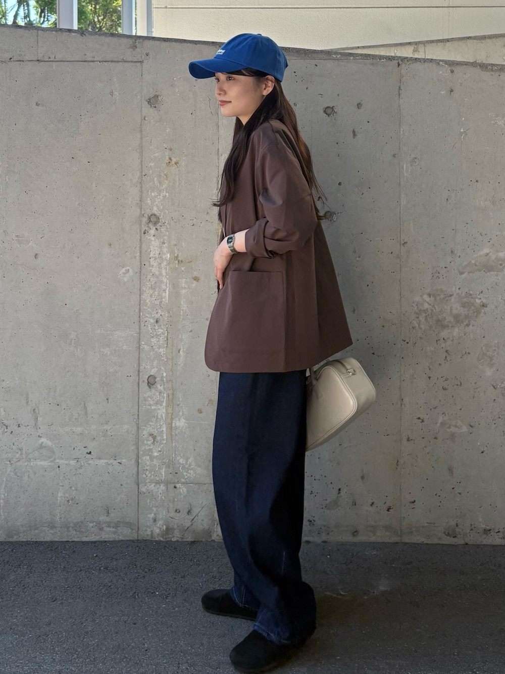 ブラウン系のテーラードジャケット、ホワイト系のTシャツ/カットソー、ホワイト系のショルダーバッグを着用したレディースの秋コーディネートの2枚目の写真