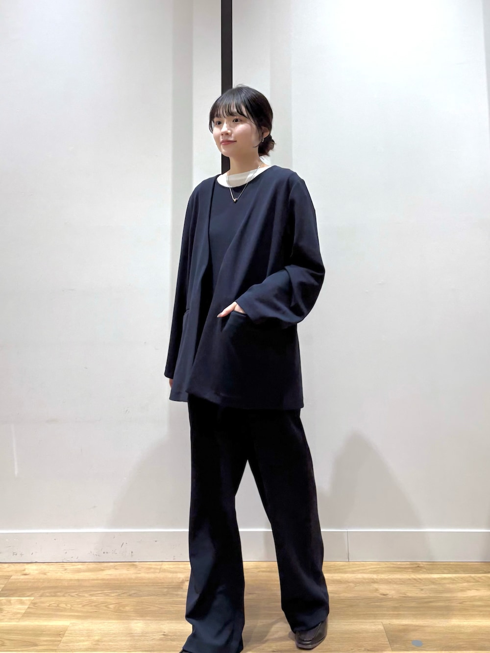 ホワイト系のTシャツ/カットソー、ブルー系のサロペット/オーバーオール、ブルー系のテーラードジャケットを着用したレディースの春コーディネートの2枚目の写真