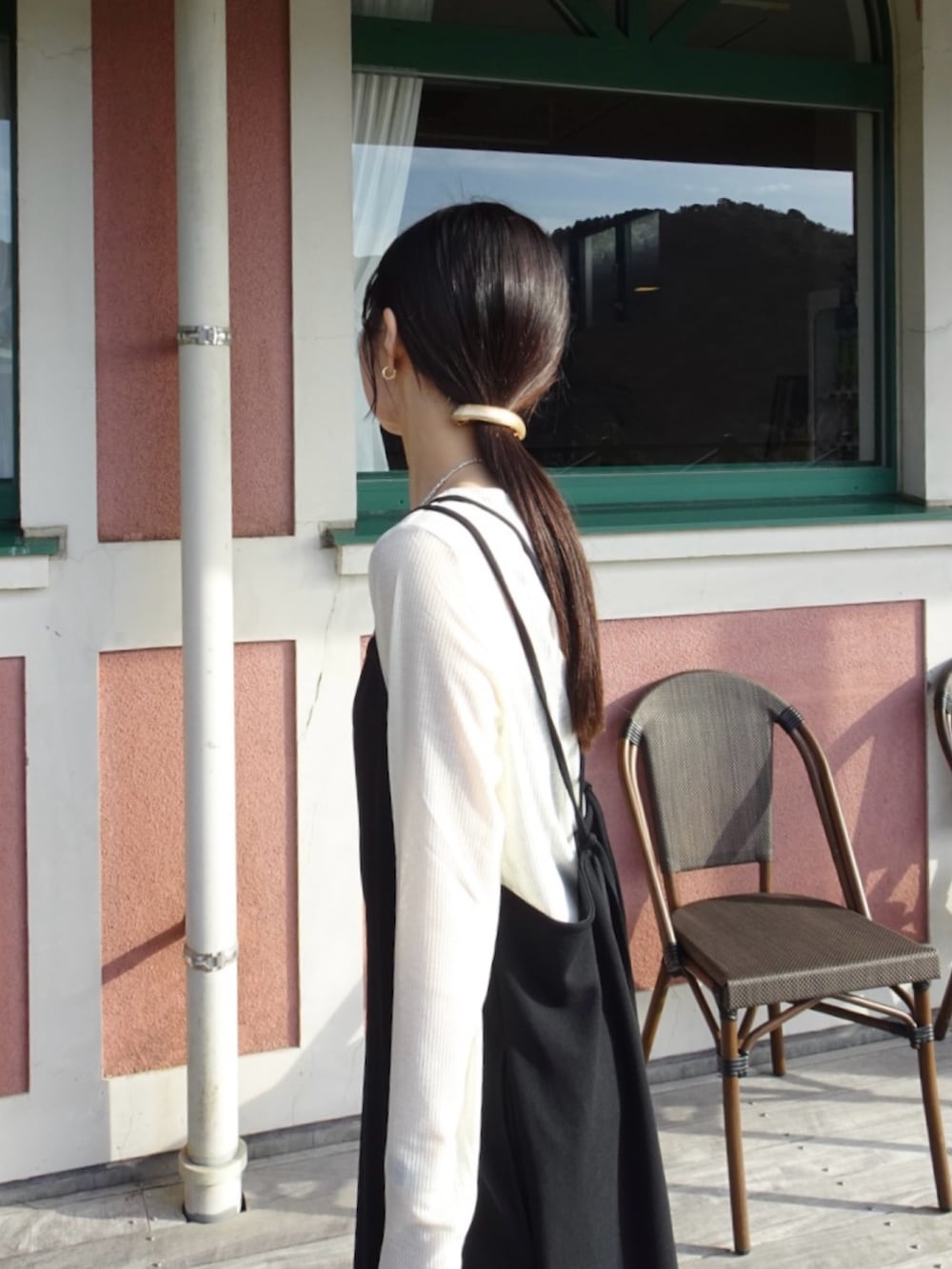 ベージュ系のTシャツ/カットソー、グレー系のサロペット/オーバーオール、ブラック系のショルダーバッグを着用したレディースの春コーディネートの3枚目の写真