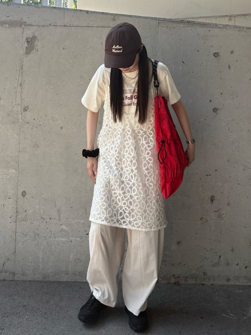 ホワイト系のTシャツ/カットソー、レッド系のトートバッグ、ホワイト系のワンピースを着用したレディースの夏コーディネートの4枚目の写真