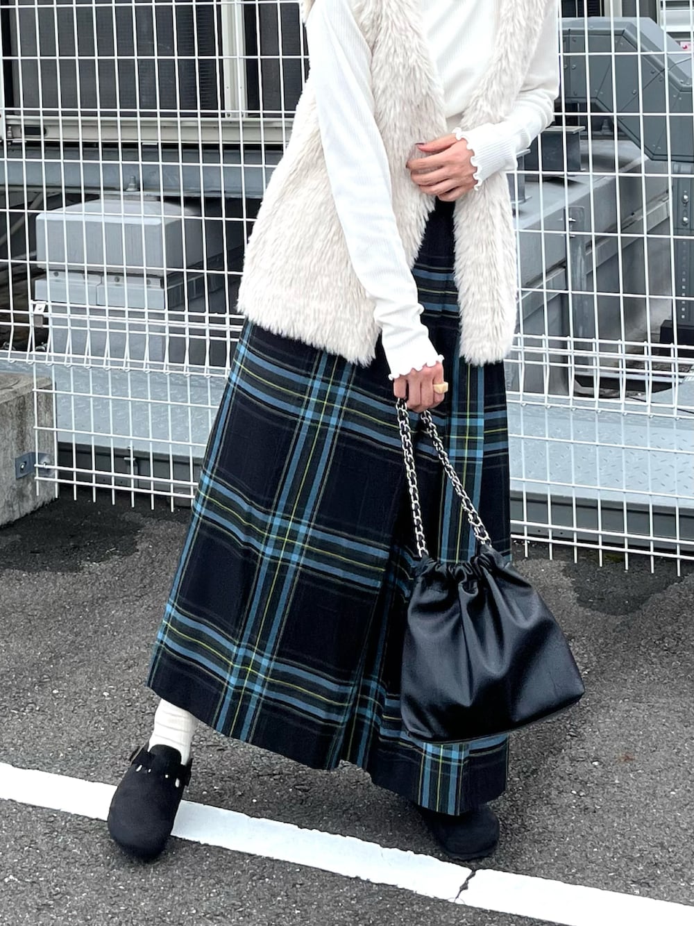 グリーン系のスカート、ホワイト系のその他アウター、ホワイト系のTシャツ/カットソーを着用したレディースの秋コーディネートの2枚目の写真