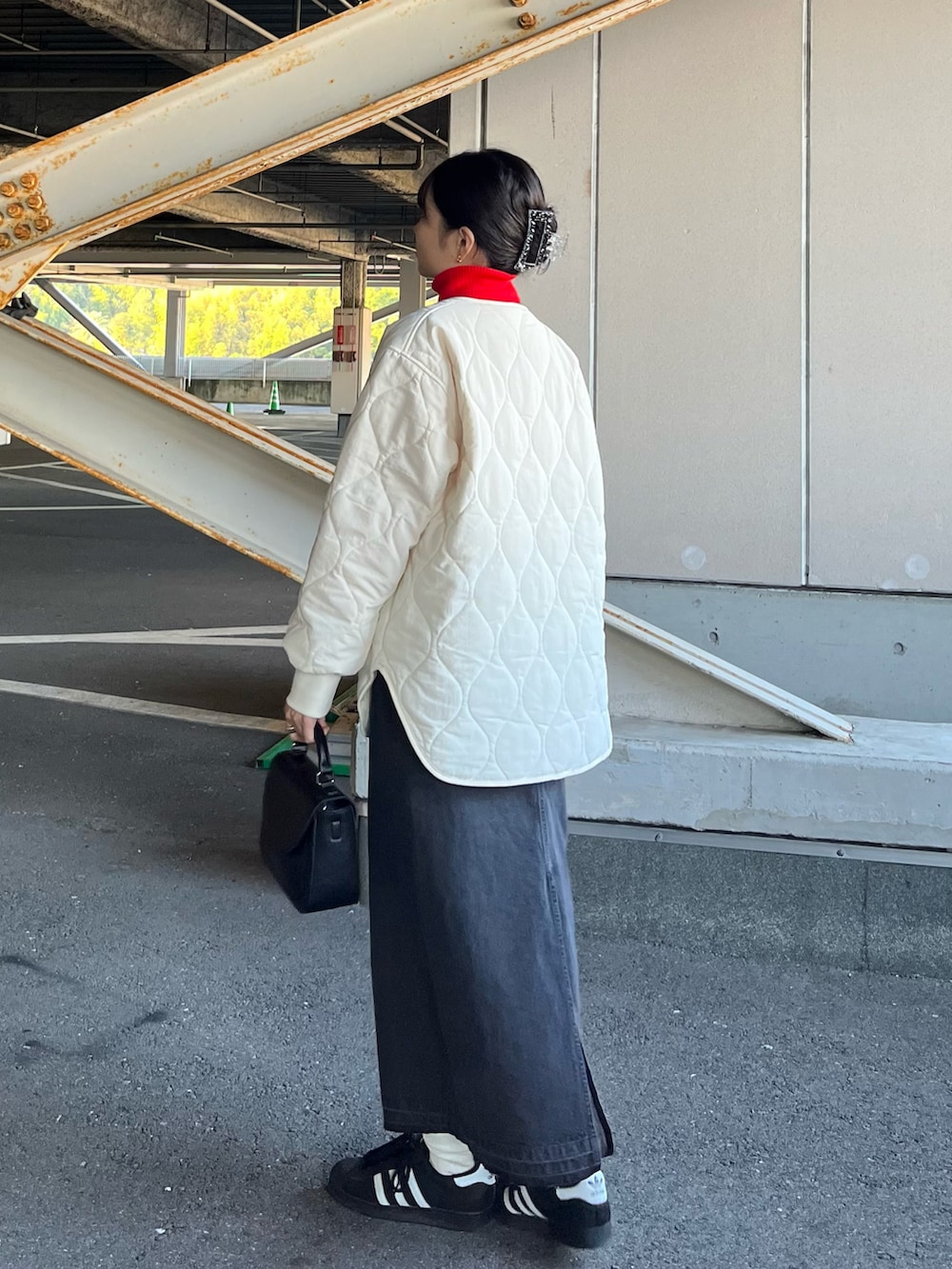 ホワイト系のノーカラージャケット、レッド系のニット/セーター、ブラック系のデニムスカートを着用したレディースの秋コーディネートの4枚目の写真