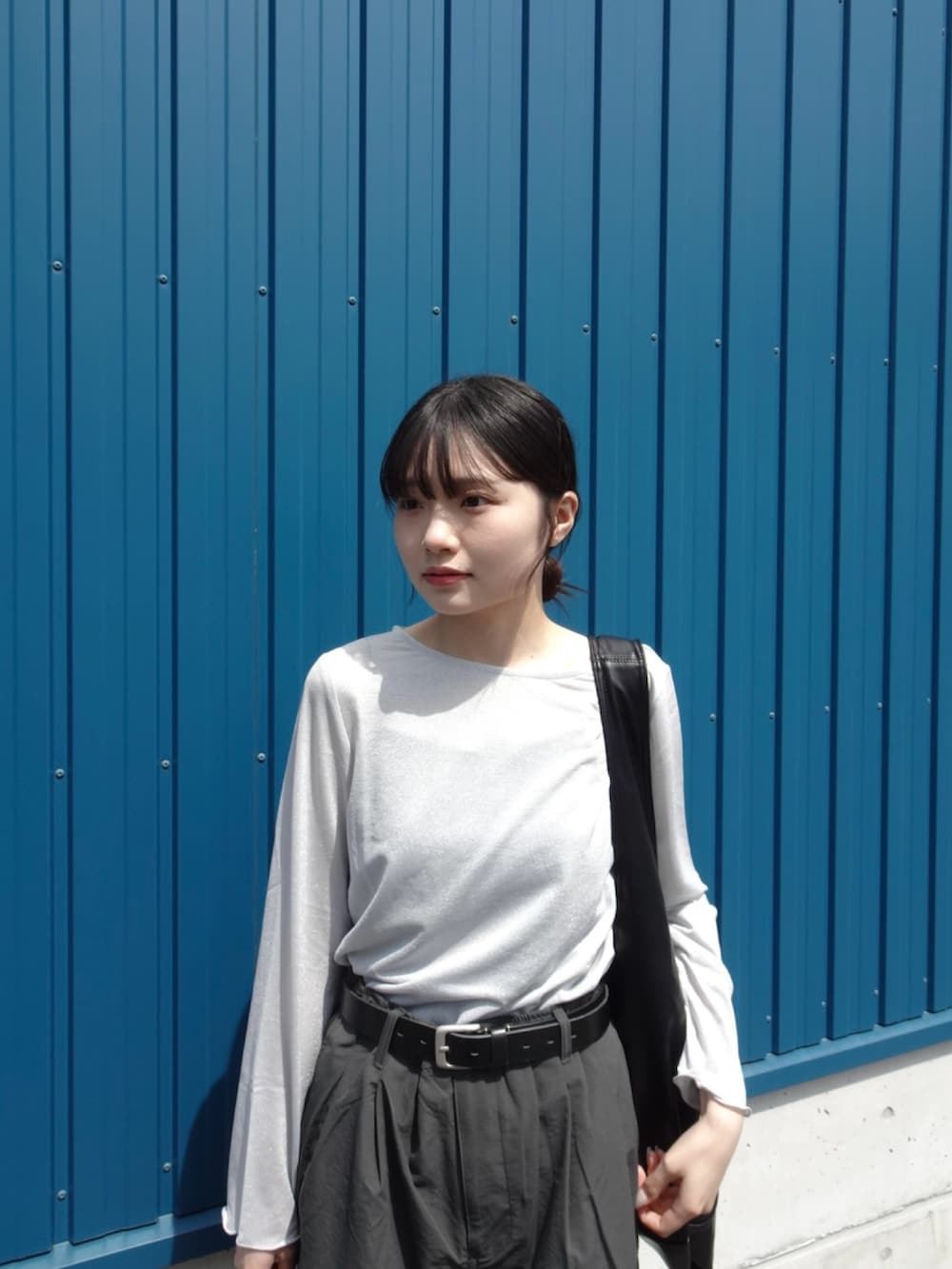 グレー系のその他パンツ、グレー系のTシャツ/カットソー、ホワイト系のスニーカーを着用したレディースの春コーディネートの5枚目の写真