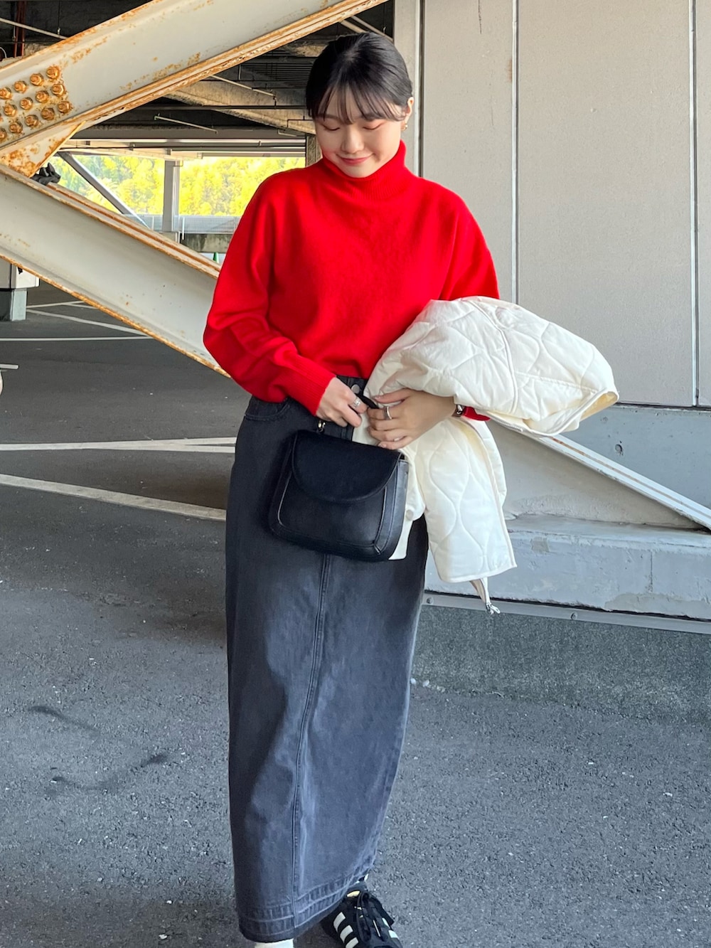 ホワイト系のノーカラージャケット、レッド系のニット/セーター、ブラック系のデニムスカートを着用したレディースの秋コーディネートの5枚目の写真