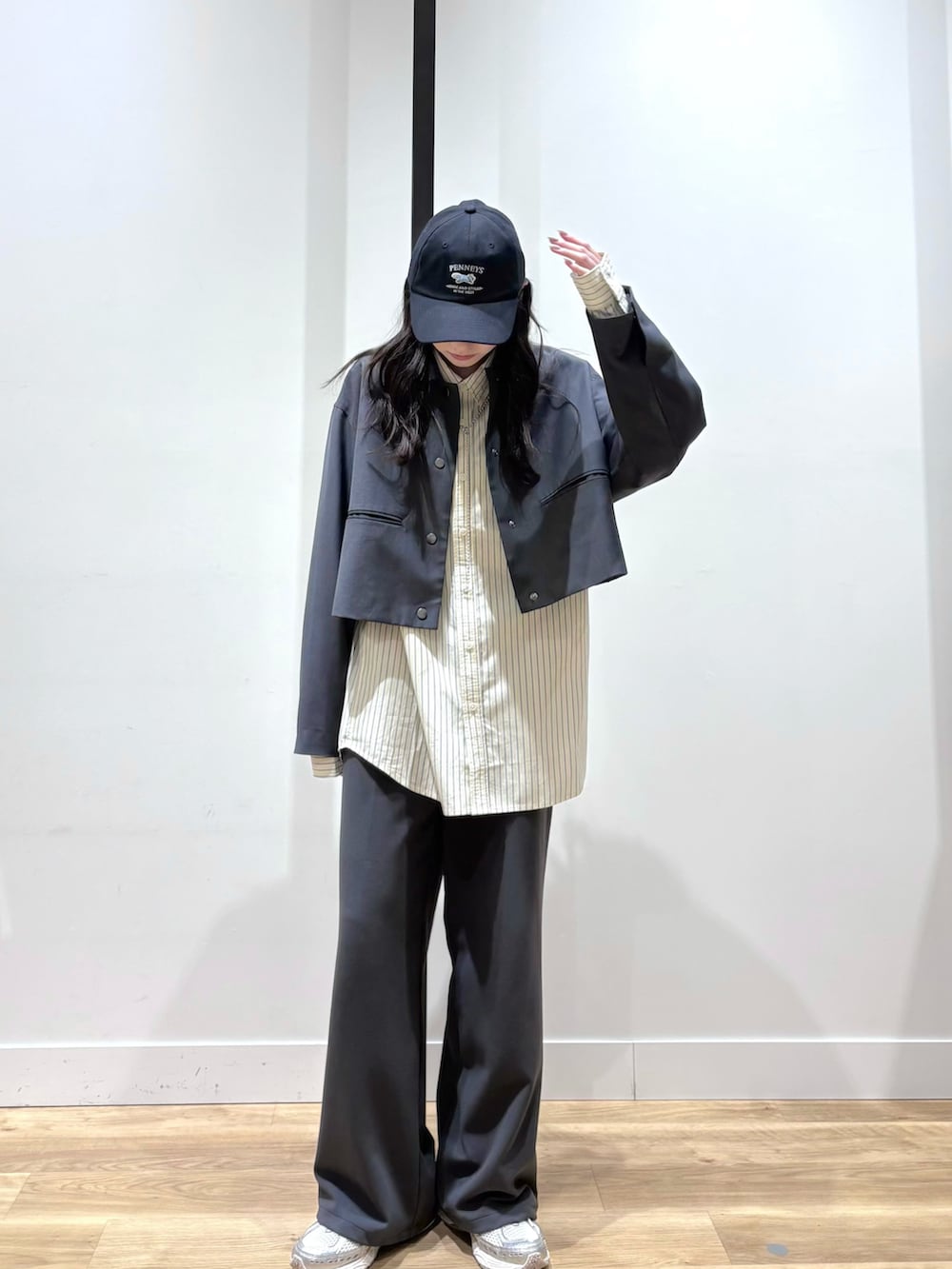 グレー系のテーラードジャケット、ベージュ系のシャツ/ブラウス、グレー系のスラックスを着用したレディースの春コーディネートの3枚目の写真