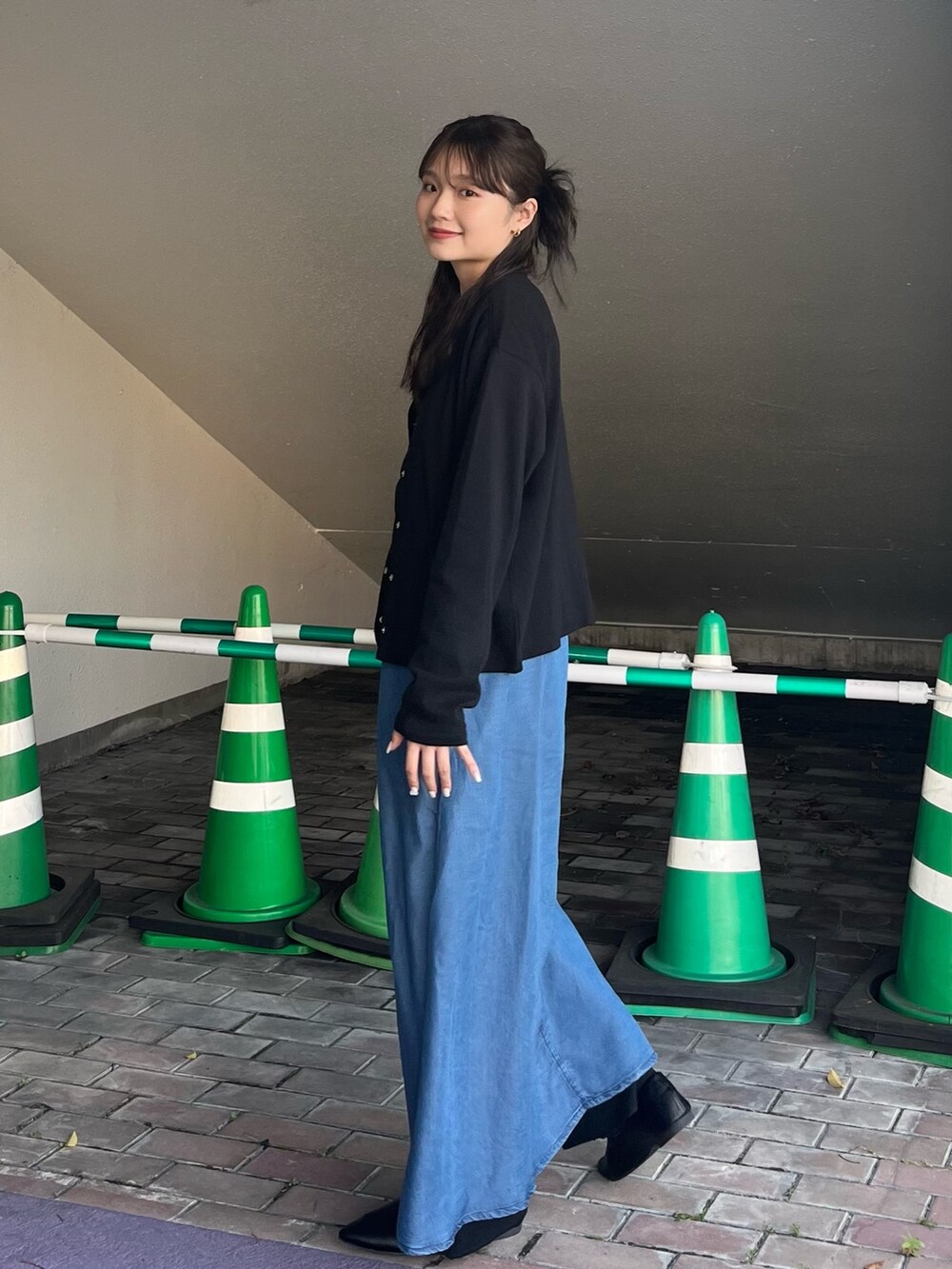ホワイト系のTシャツ/カットソー、ブルー系のワンピース、ブラック系のカーディガン/ボレロを着用したレディースの春コーディネートの4枚目の写真