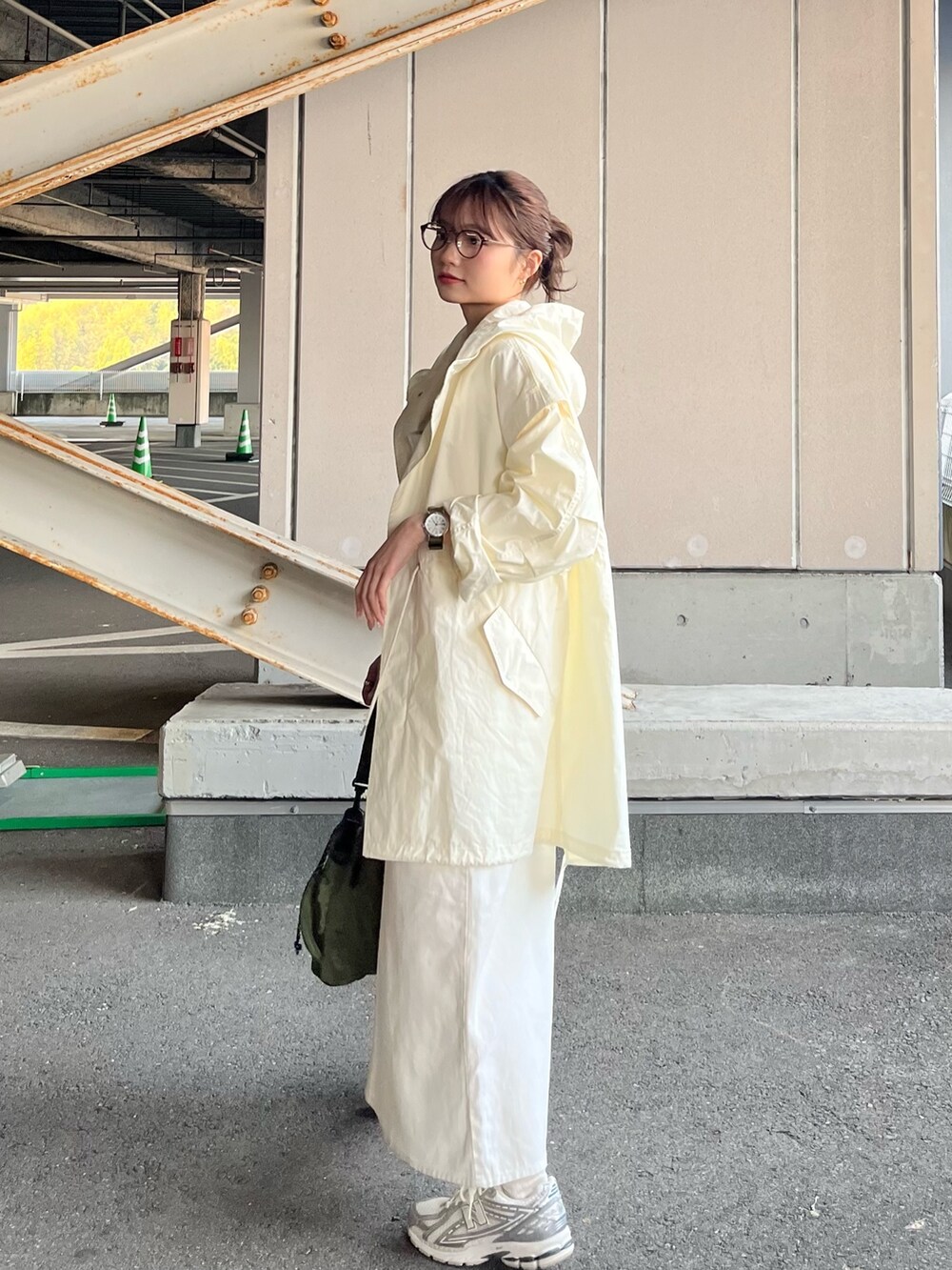 ホワイト系のワンピース、ホワイト系のTシャツ/カットソー、ベージュ系のモッズコートを着用したレディースの冬コーディネートの3枚目の写真