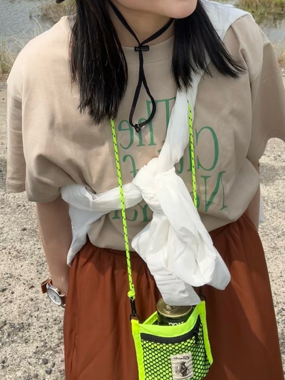ブラウン系のその他パンツ、ホワイト系のシャツ/ブラウス、ベージュ系のTシャツ/カットソーを着用したレディースの夏コーディネートの3枚目の写真