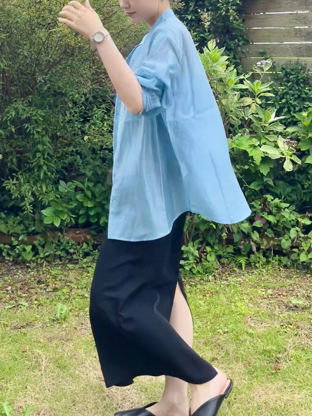 ブラック系のワンピース、ブラック系のショルダーバッグ、ブルー系のシャツ/ブラウスを着用したレディースの夏コーディネートの3枚目の写真