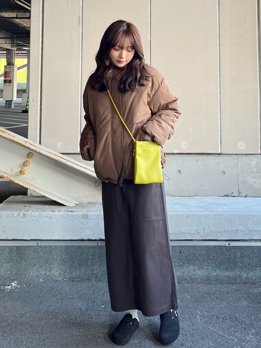 グリーン系のショルダーバッグ、ブルー系のTシャツ/カットソー、ブラウン系のその他アウターを着用したレディースの冬コーディネートの5枚目の写真