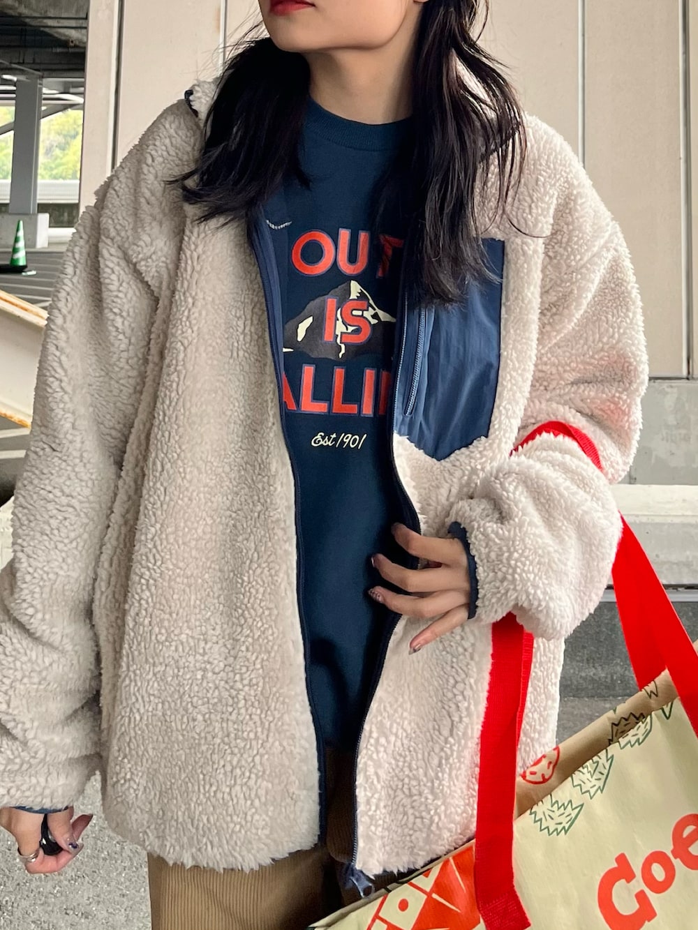 ベージュ系のブルゾン、ブルー系のスウェット、ベージュ系のその他パンツを着用したレディースの冬コーディネートの5枚目の写真