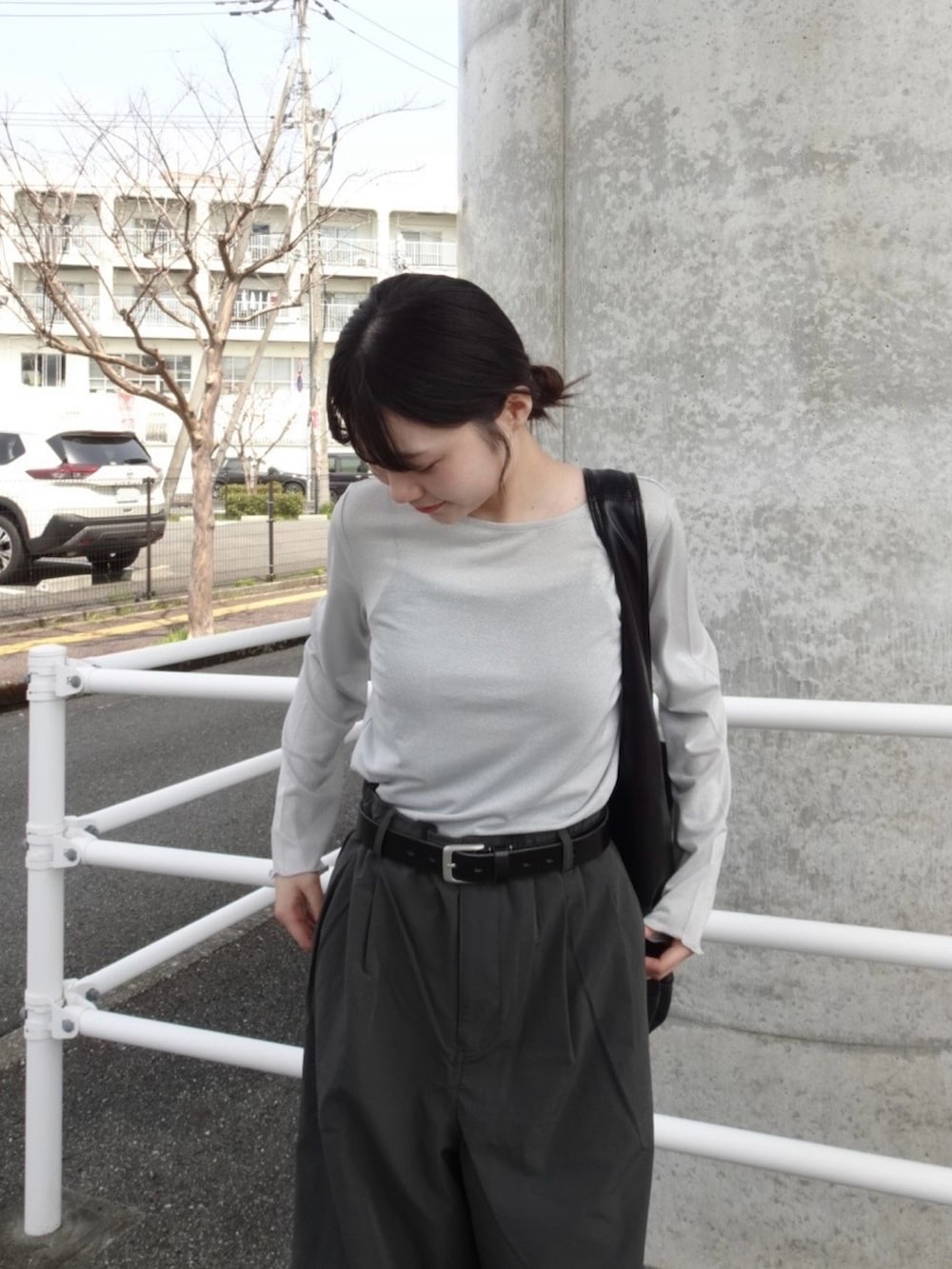 グレー系のその他パンツ、グレー系のTシャツ/カットソー、ホワイト系のスニーカーを着用したレディースの春コーディネートの3枚目の写真