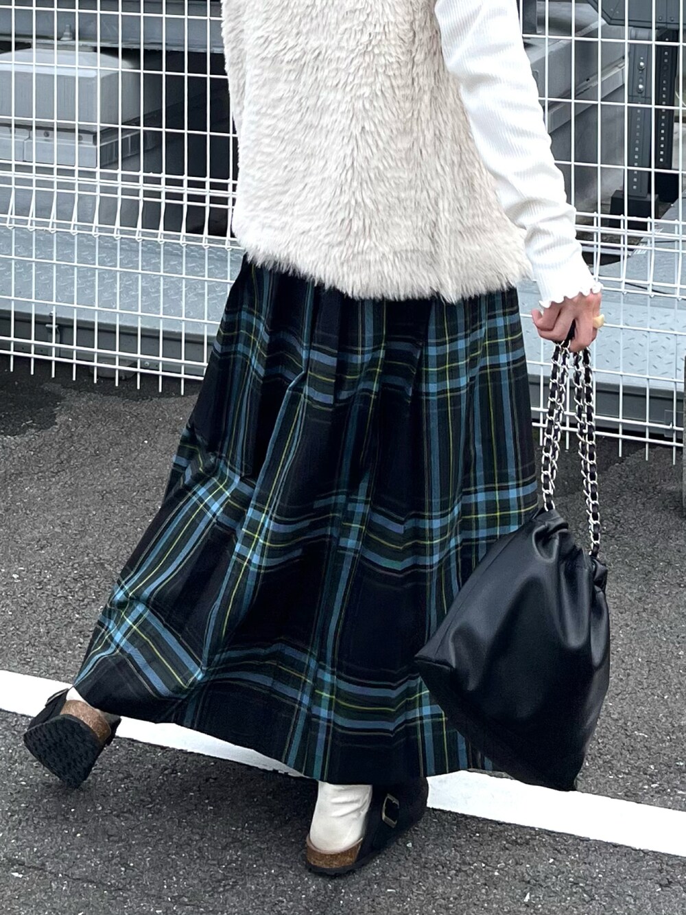 グリーン系のスカート、ホワイト系のその他アウター、ホワイト系のTシャツ/カットソーを着用したレディースの秋コーディネートの3枚目の写真