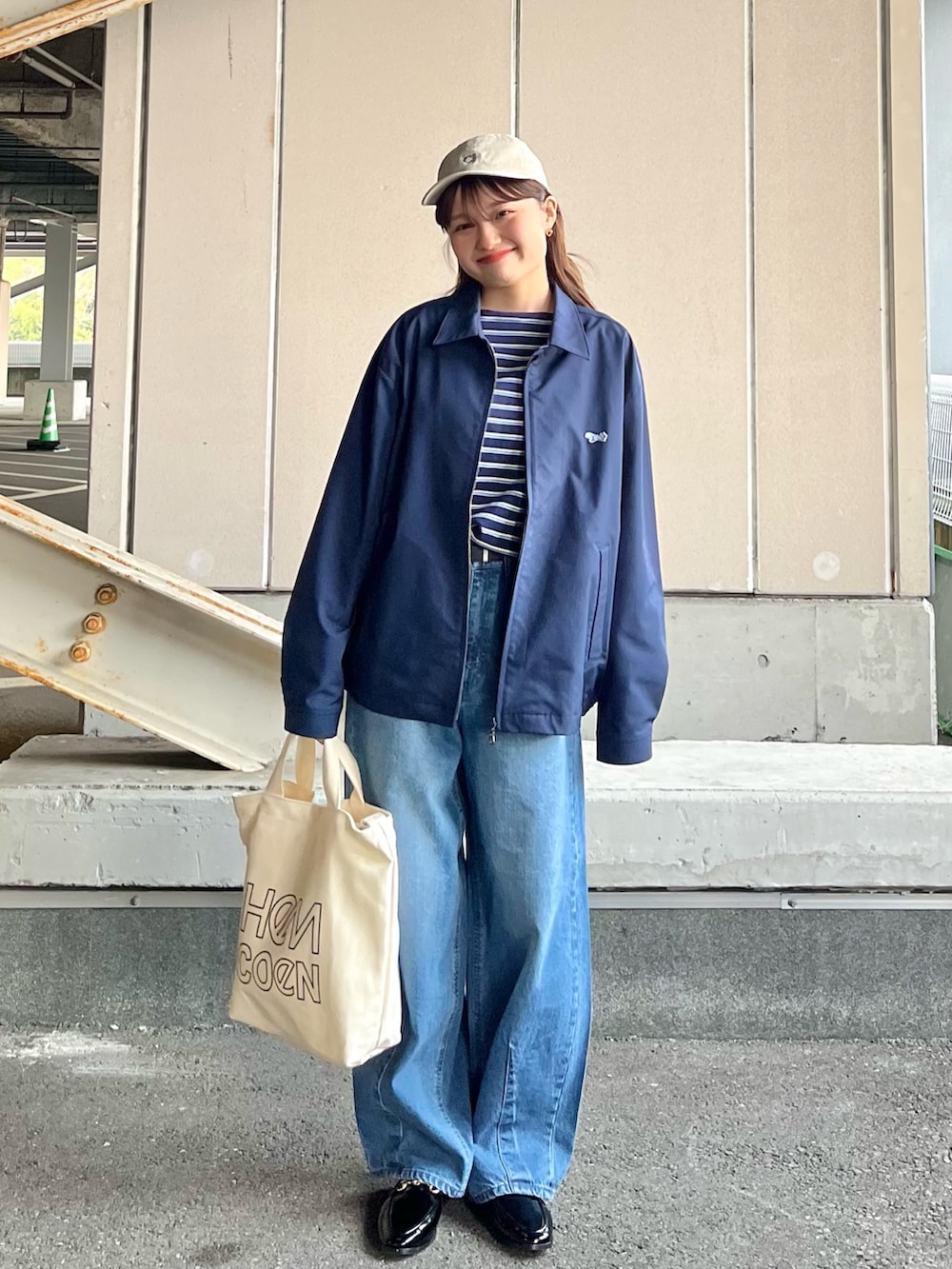 ブルー系のブルゾン、ブルー系のTシャツ/カットソー、ブルー系のデニムパンツを着用したレディースの春コーディネートの2枚目の写真