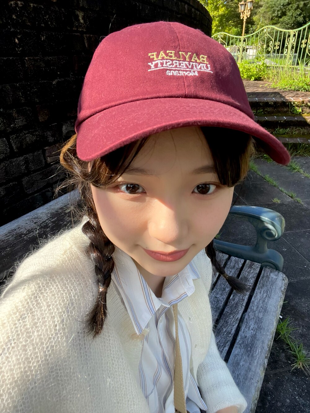 ブラウン系のシャツ/ブラウス、ホワイト系のカーディガン/ボレロ、ベージュ系のショルダーバッグを着用したレディースの夏コーディネートの2枚目の写真