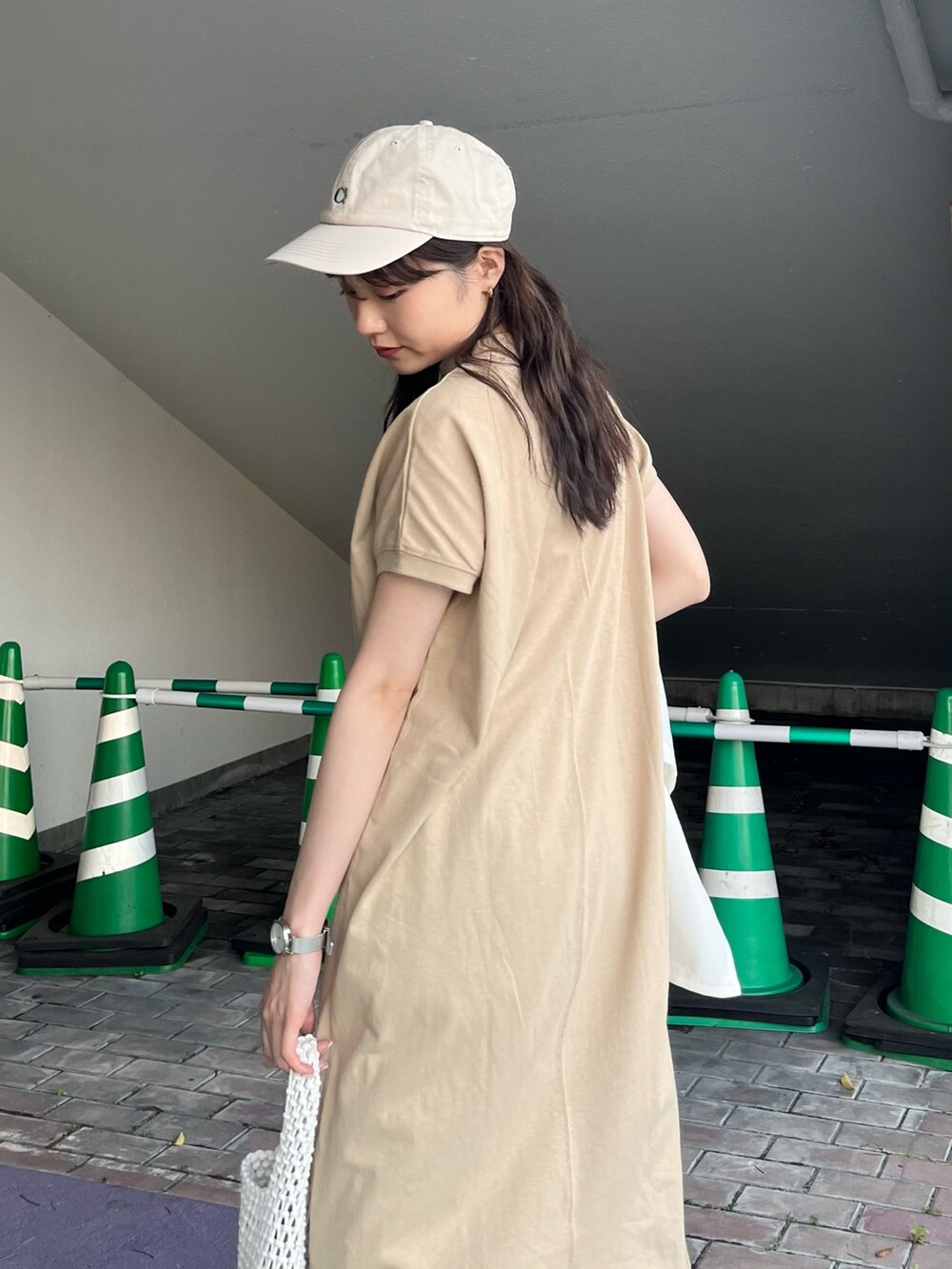 ベージュ系のワンピース、ベージュ系のその他パンツ、ホワイト系のパンプスを着用したレディースの春コーディネートの2枚目の写真