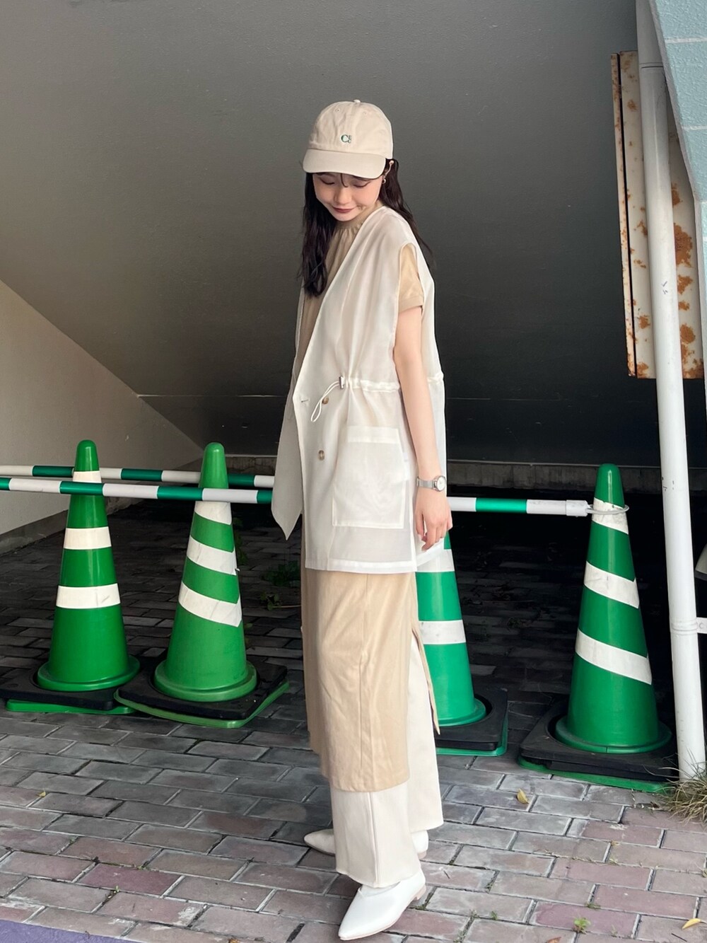 ベージュ系のワンピース、ベージュ系のその他パンツ、ホワイト系のパンプスを着用したレディースの春コーディネートの3枚目の写真