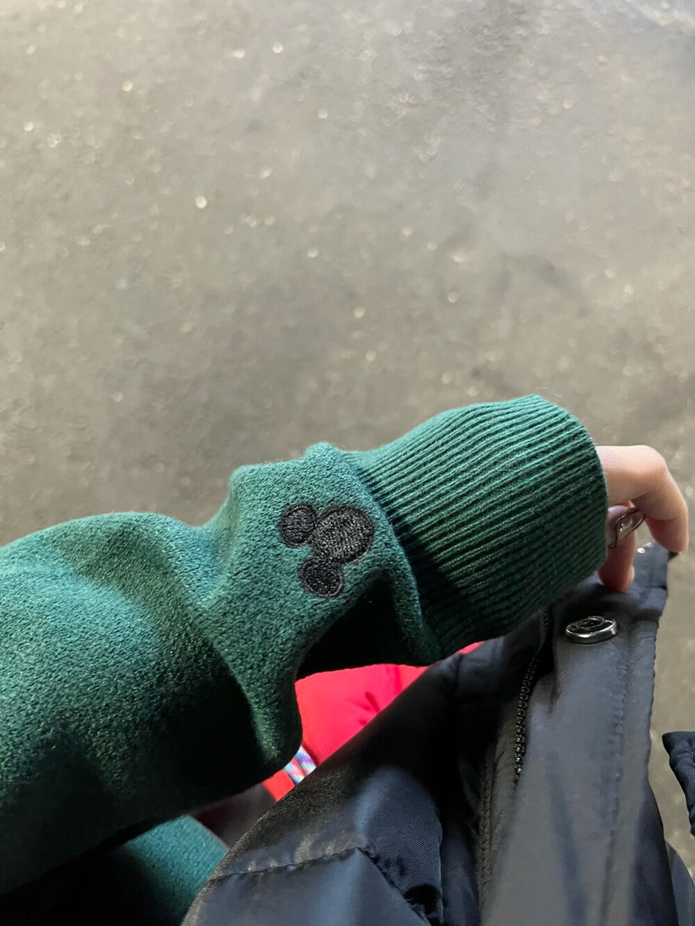 ブラック系のその他アウター、グリーン系のニット/セーター、ブラウン系のスラックスを着用したレディースの冬コーディネートの5枚目の写真