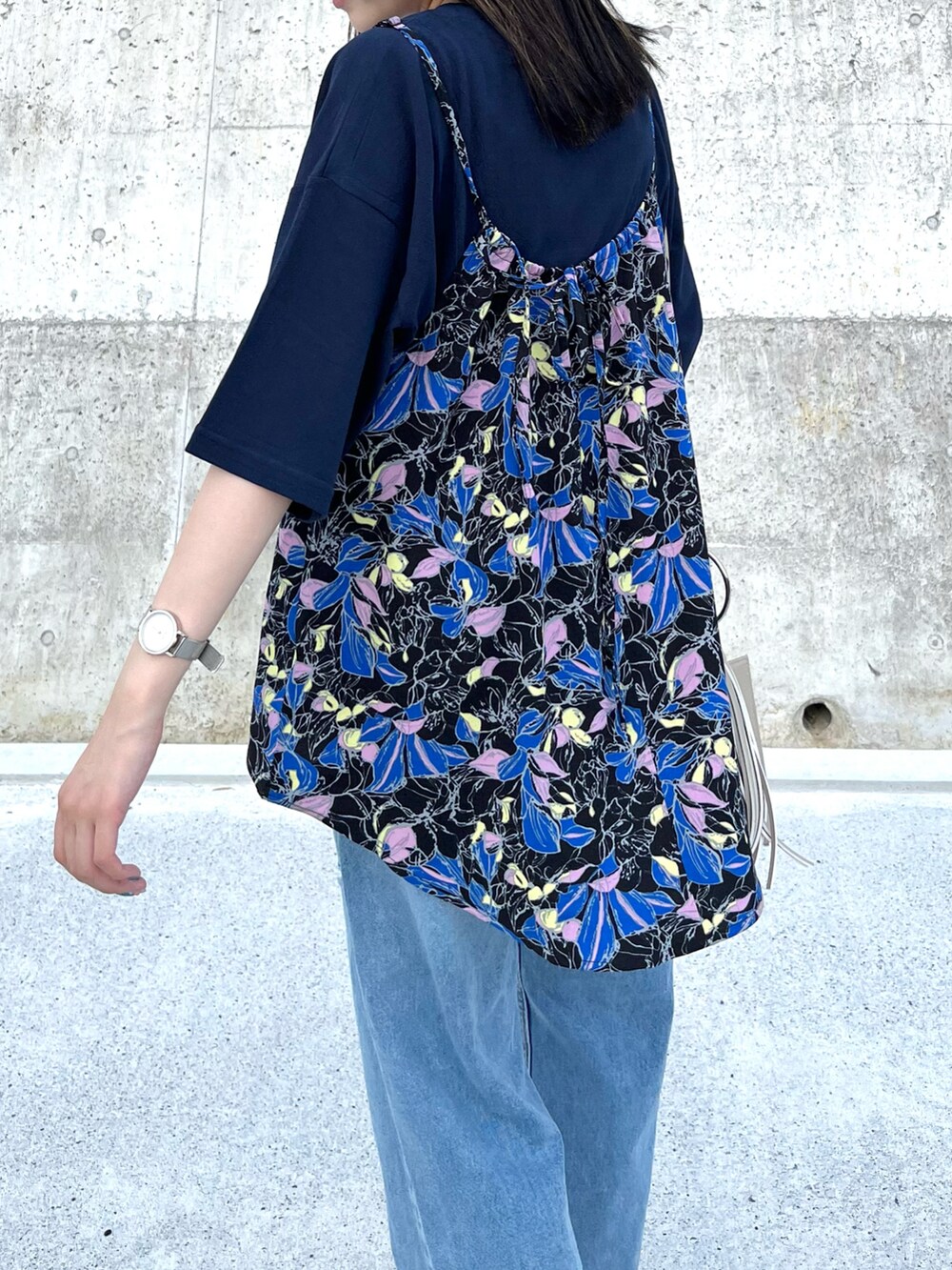 ブラック系のキャミソール、ブルー系のTシャツ/カットソー、ブルー系のデニムパンツを着用したレディースの夏コーディネートの2枚目の写真