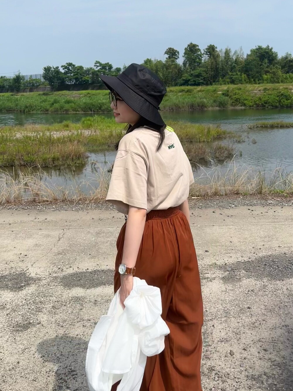 ブラウン系のその他パンツ、ホワイト系のシャツ/ブラウス、ベージュ系のTシャツ/カットソーを着用したレディースの夏コーディネートの2枚目の写真