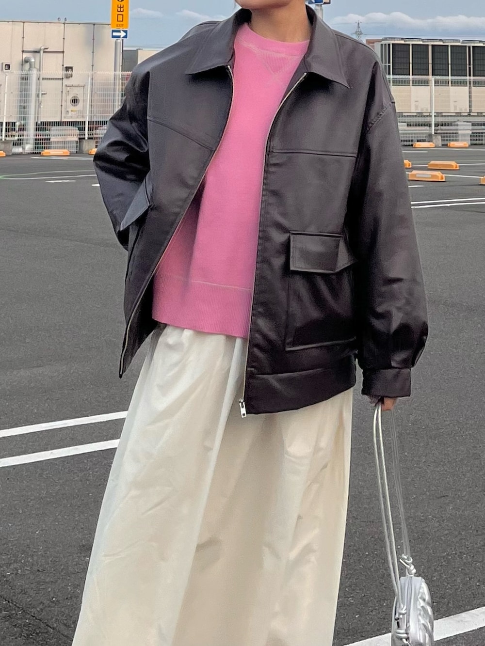 ピンク系のニット/セーター、ブラウン系のブルゾン、ホワイト系のスカートを着用したレディースの冬コーディネートの3枚目の写真