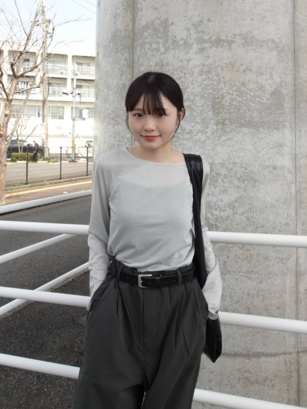 グレー系のその他パンツ、グレー系のTシャツ/カットソー、ホワイト系のスニーカーを着用したレディースの春コーディネートの4枚目の写真