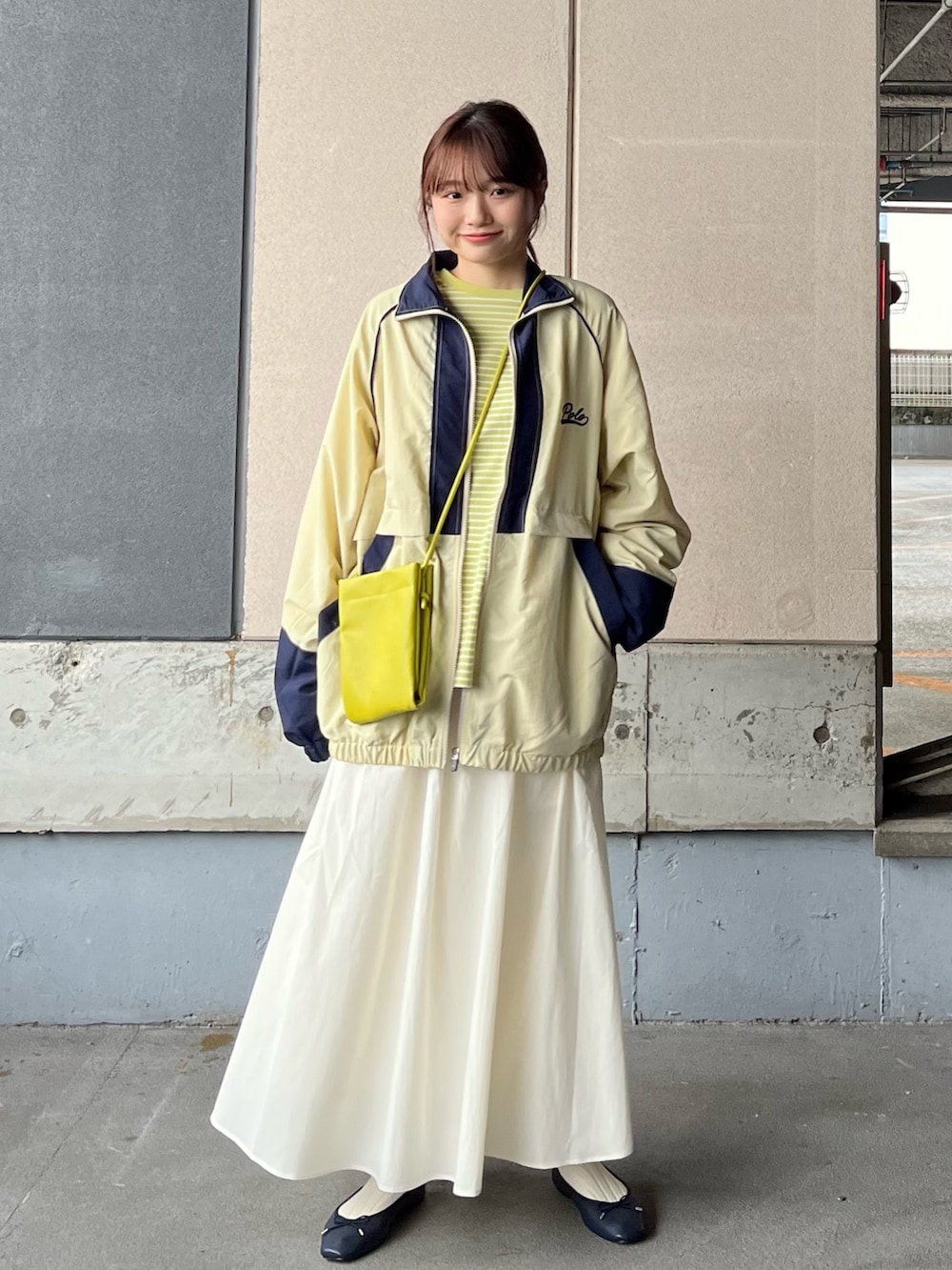 ベージュ系のナイロンジャケット、グリーン系のTシャツ/カットソー、グリーン系のショルダーバッグを着用したレディースの冬コーディネートの4枚目の写真