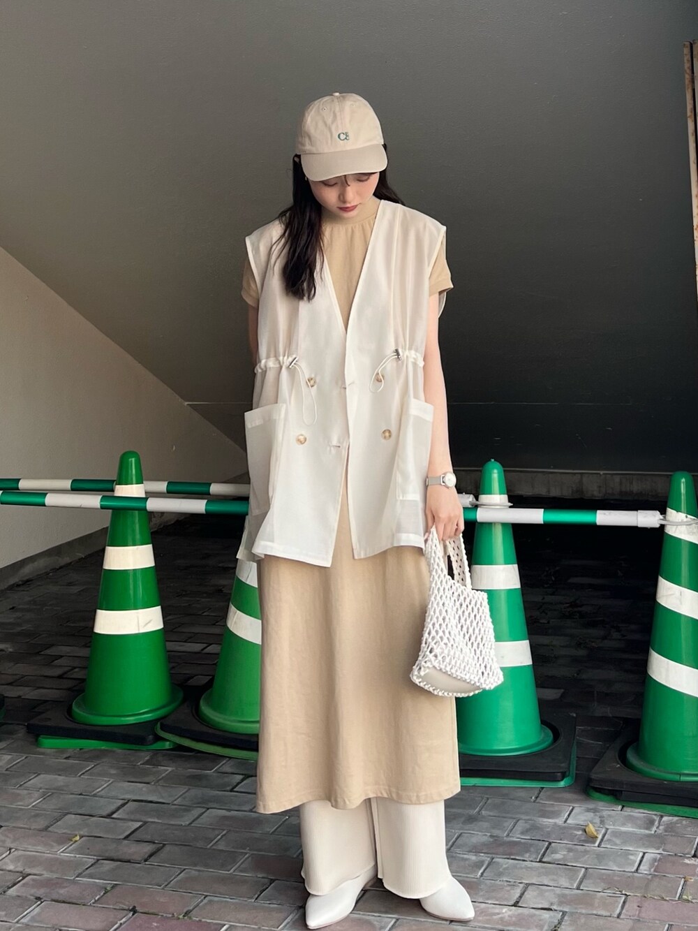 ベージュ系のワンピース、ベージュ系のその他パンツ、ホワイト系のパンプスを着用したレディースの春コーディネートの4枚目の写真