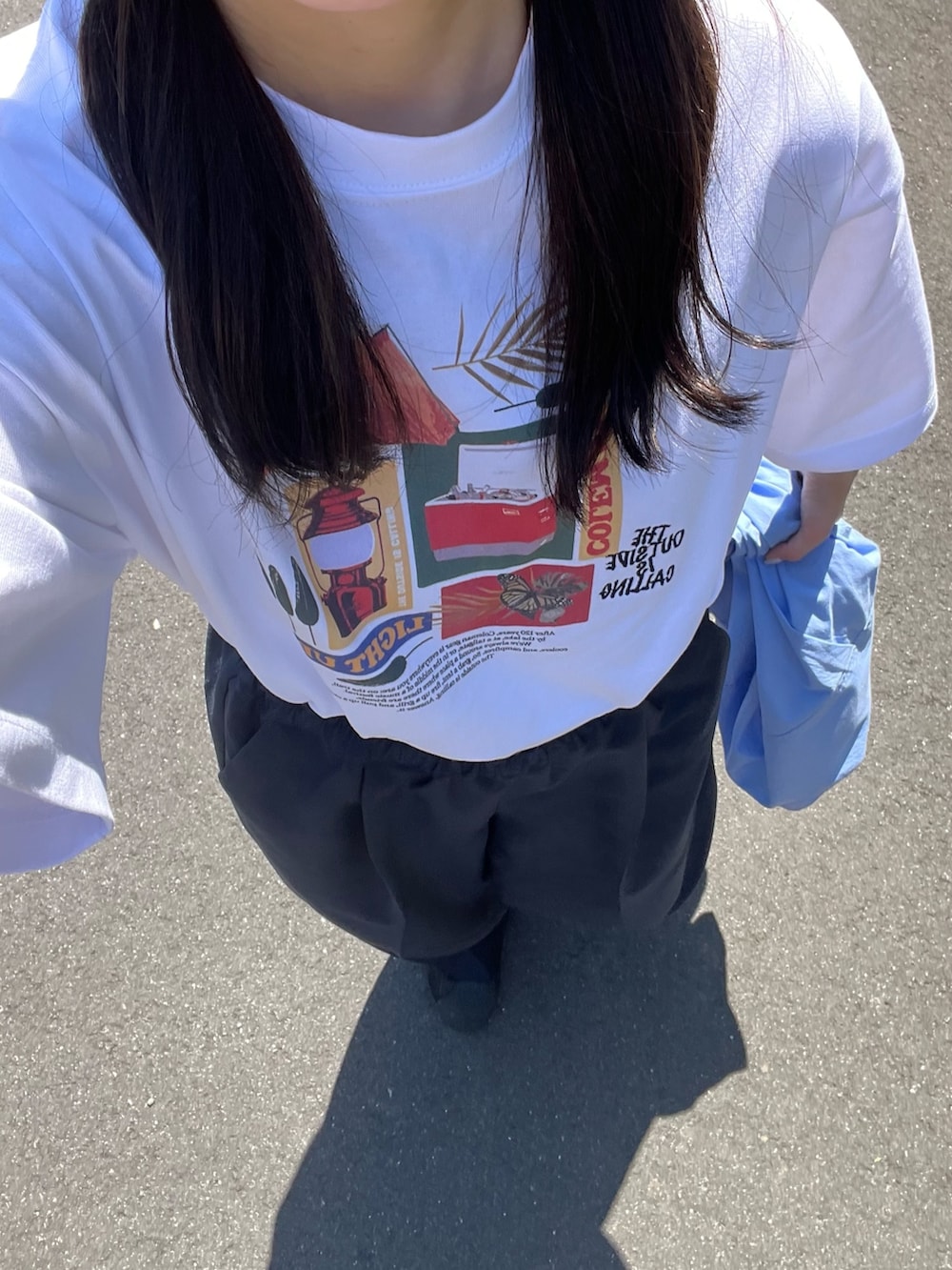 その他のTシャツ/カットソー、ブルー系のシャツ/ブラウス、ブルー系のスラックスを着用したレディースの春コーディネートの3枚目の写真