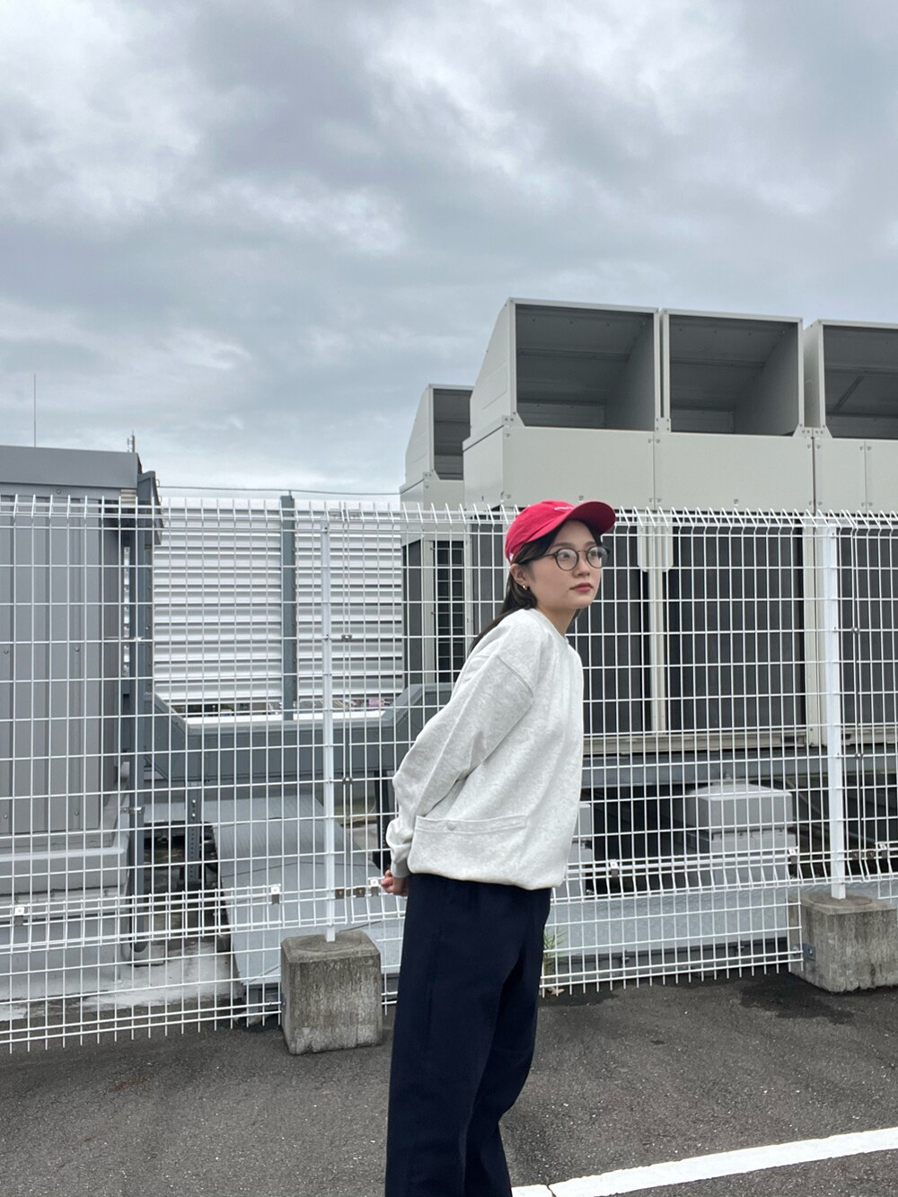 ブルー系のその他パンツ、ブラック系のサンダル、グレー系のスウェットを着用したレディースの秋コーディネートの5枚目の写真